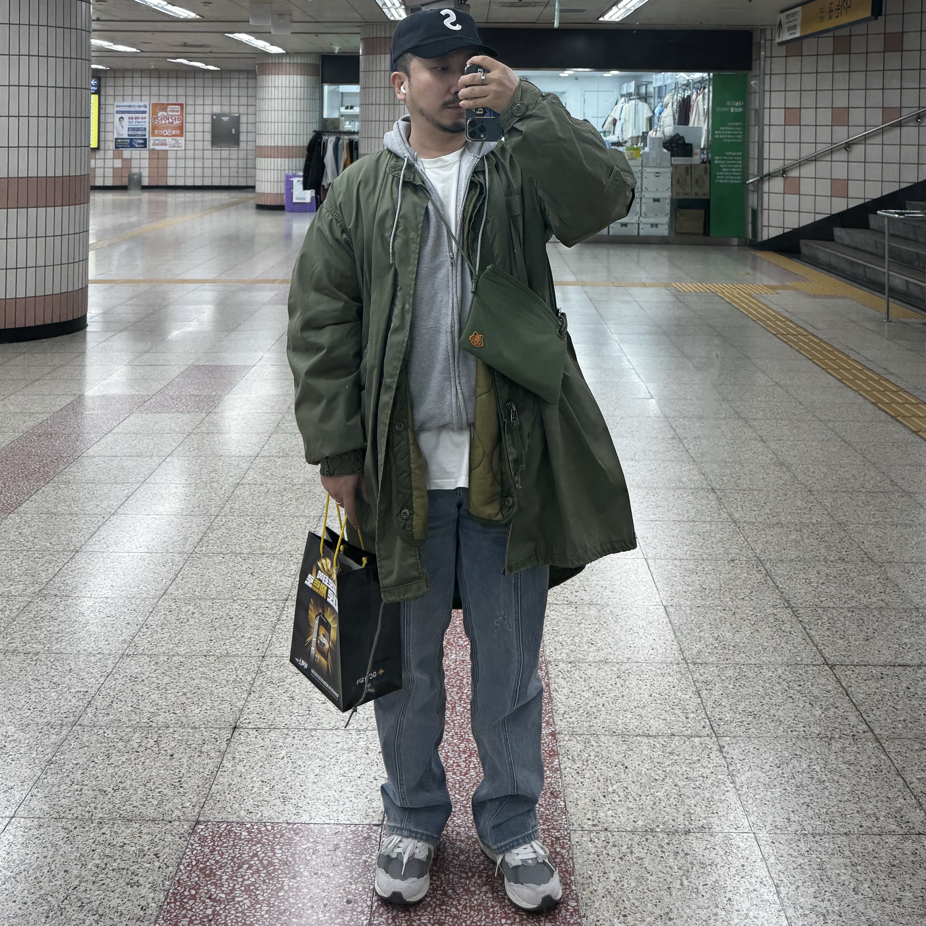 New Balance 2002R Protection Pack Rain Cloud, Supreme 2-Tone S Logo 6-Panel Black - 24SS 착용 스타일