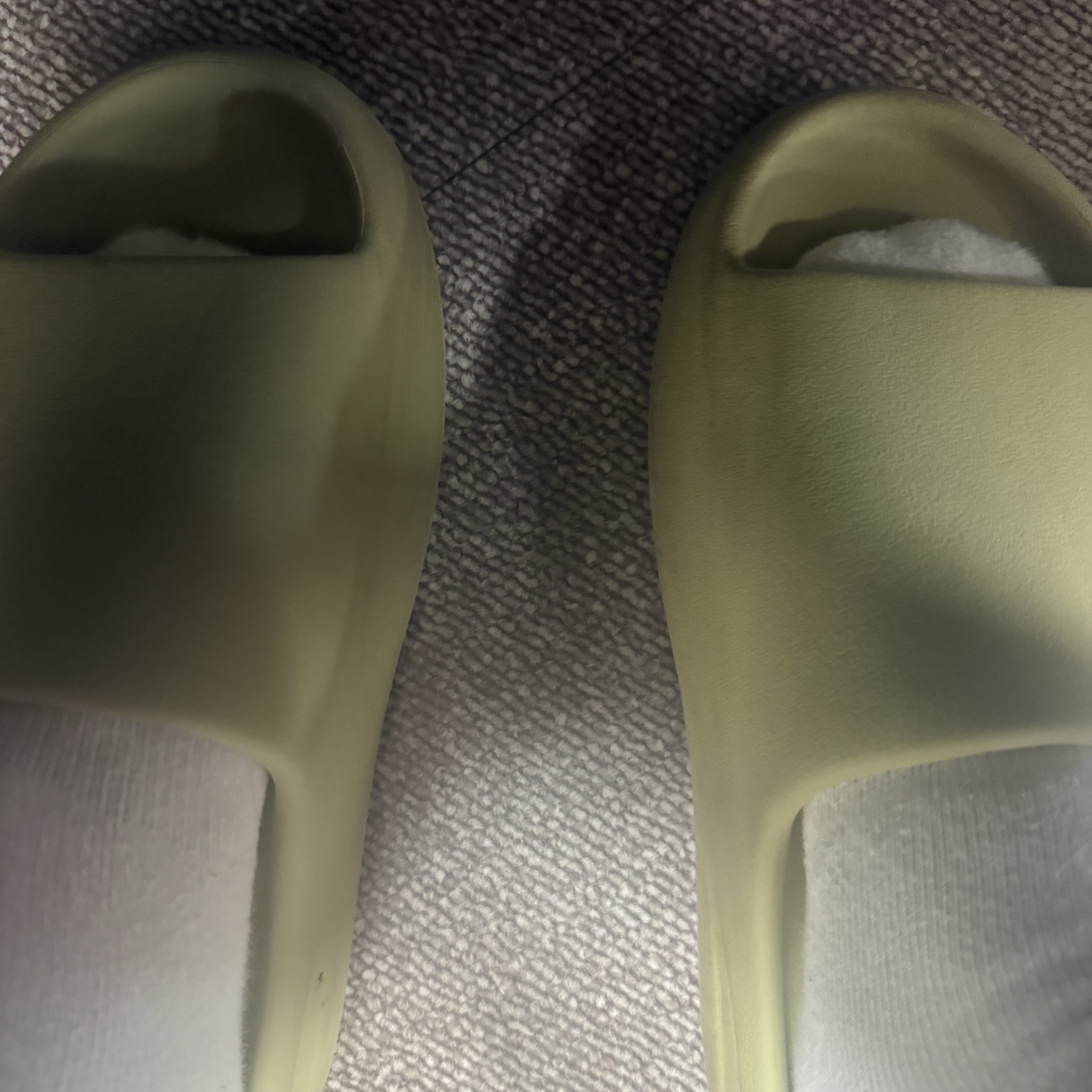 Adidas Yeezy Slide Resin 2022 착용 스타일