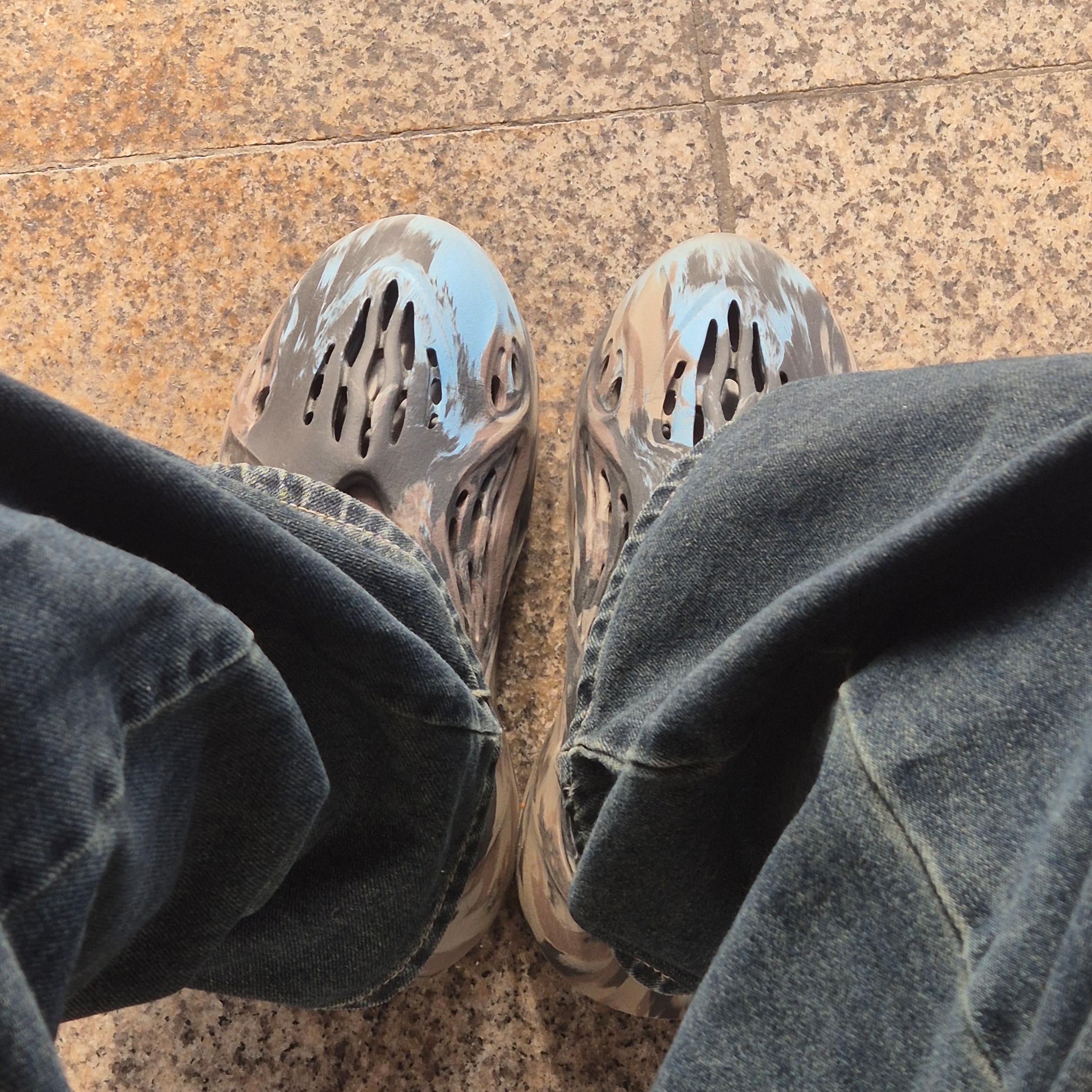 Adidas Yeezy Foam RNNR MX Cinder 착용 스타일