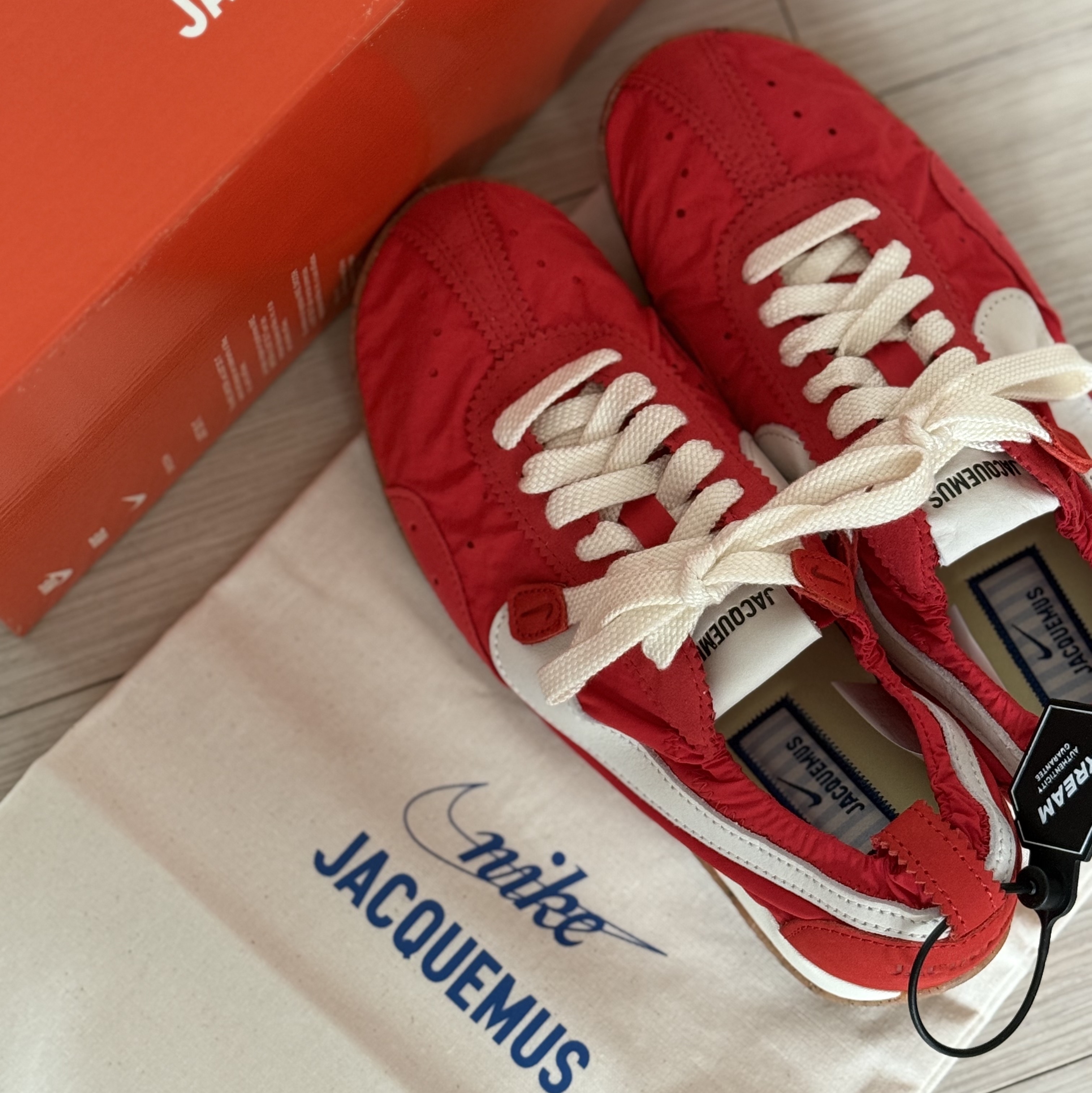 Nike x Jacquemus Moon Shoe SP University Red and Bicycle Yellow 착용 스타일 - 1