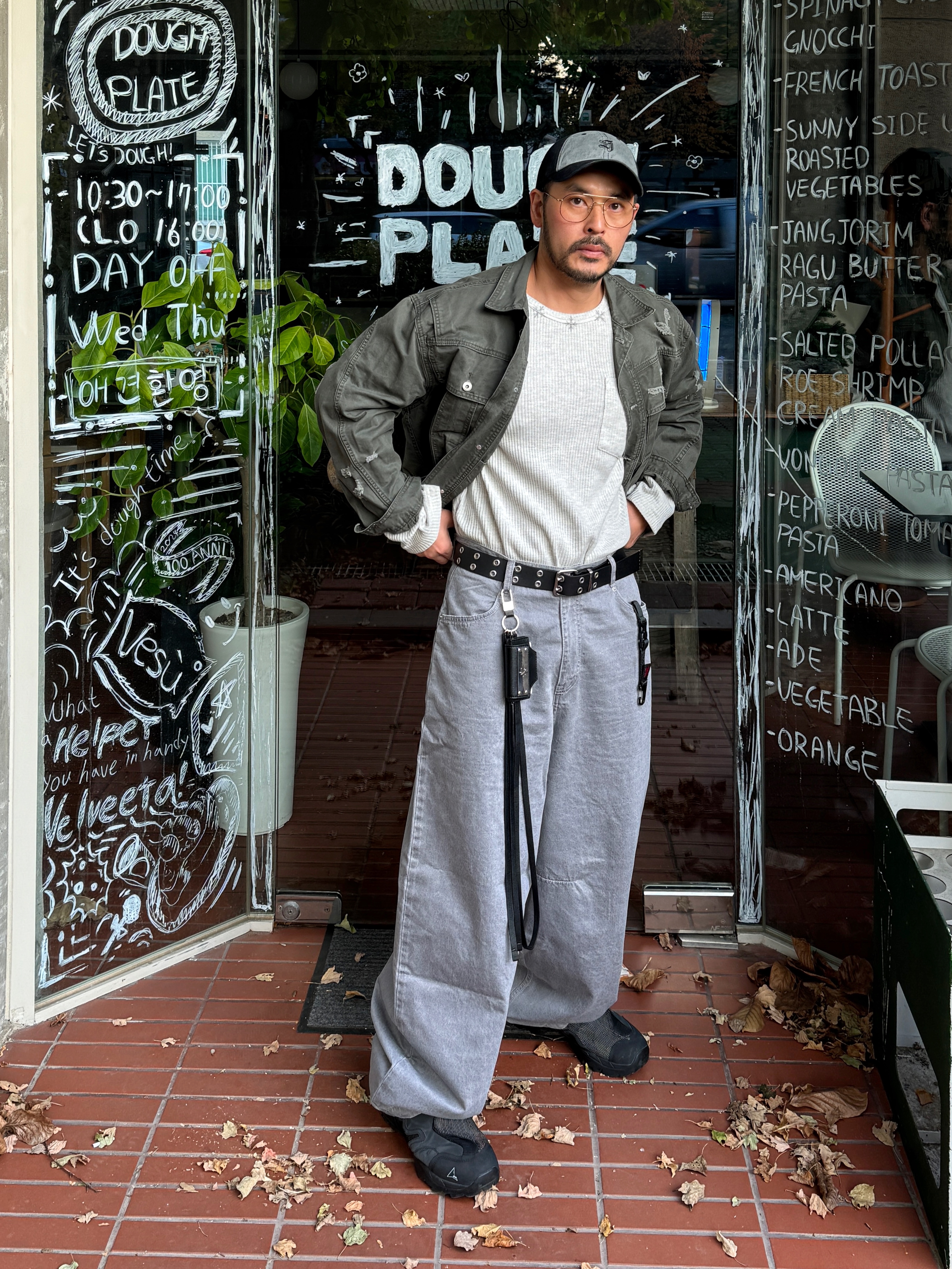 NOMANUAL I.P Damaged Jacket Khaki Gray, Roa Hiking Minaar Black 착용 스타일 - 2