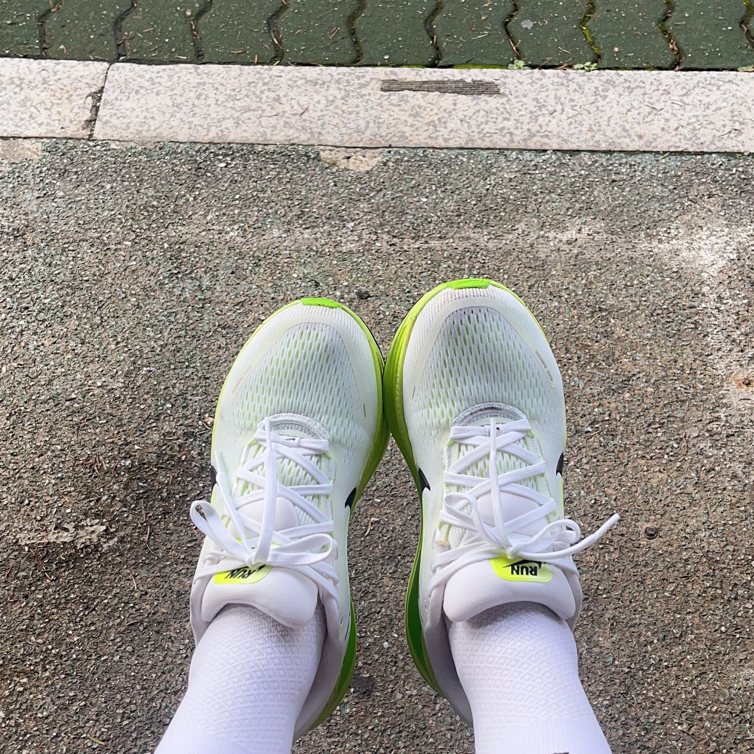 Nike Vomero 18 White Electric Green 착용 스타일 - 1