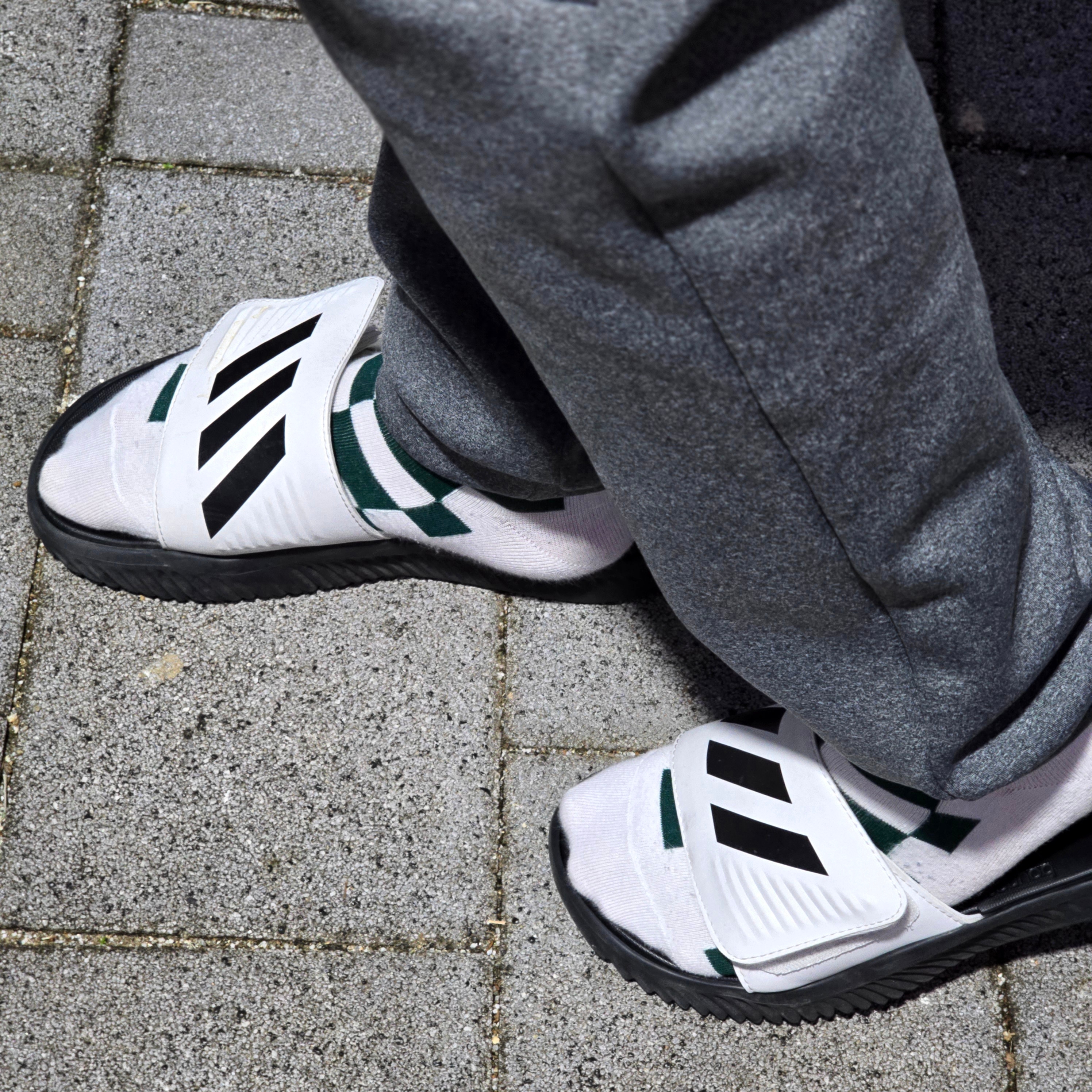 Adidas Alphabounce Slide White Core Black 착용 스타일 - 2