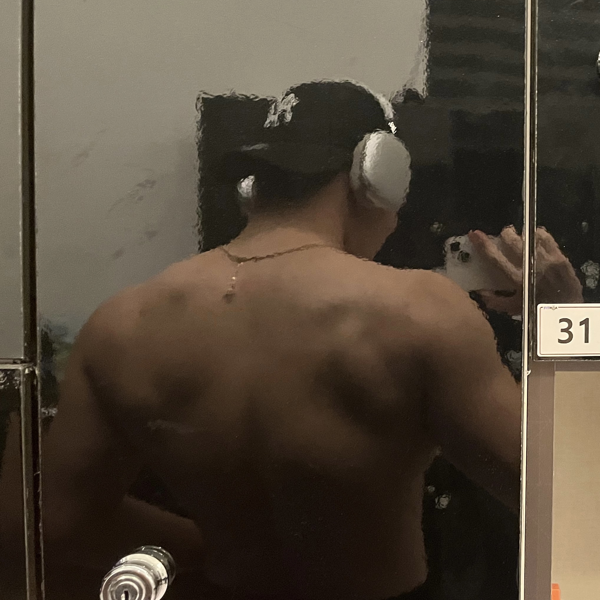 Apple AirPods Max Lightning Silver (Korean Ver.), Versace Logo Necklace Gold 착용 스타일