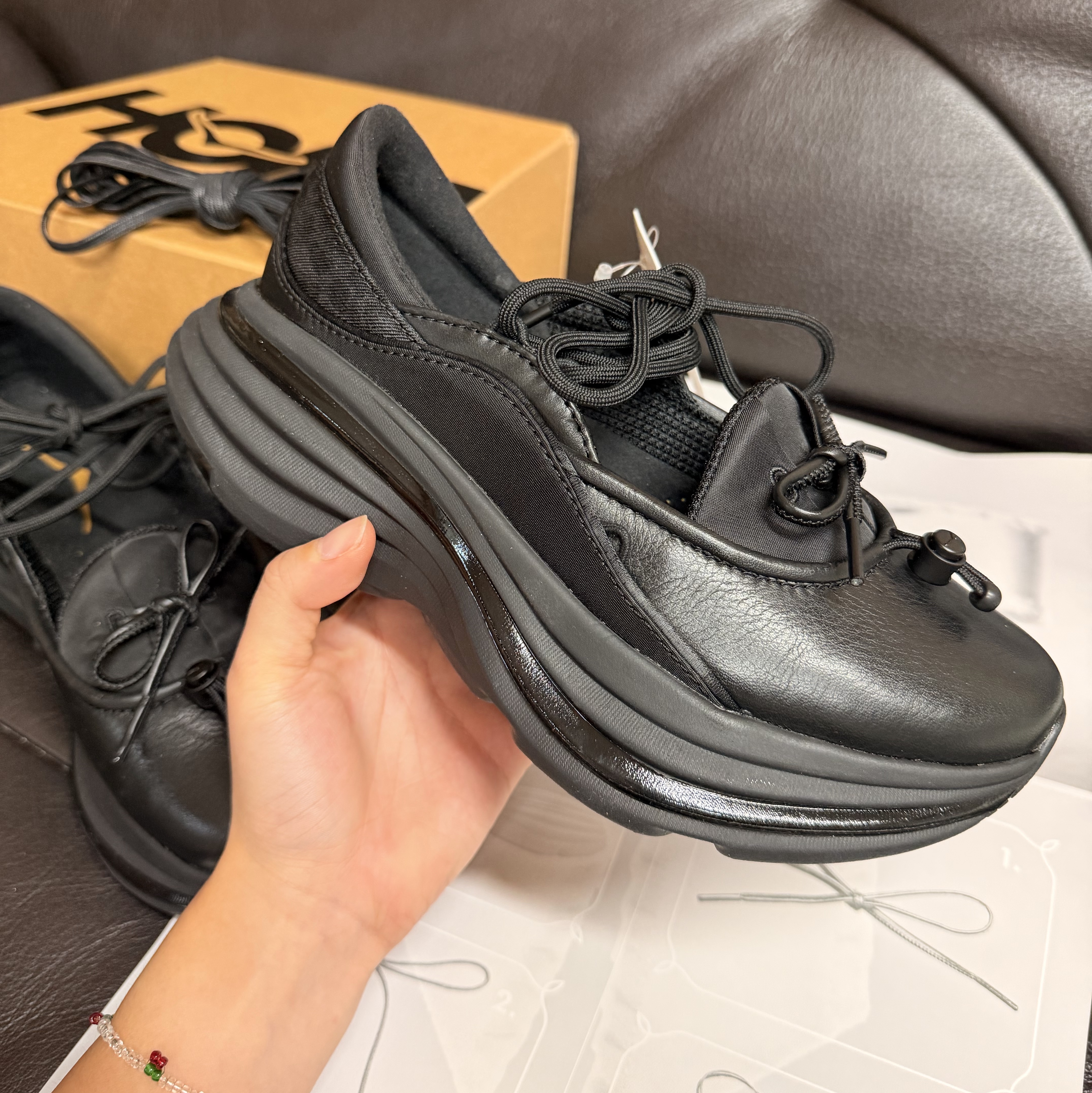 (W) Hoka Bondi Mary Jane Black 착용 스타일 - 2