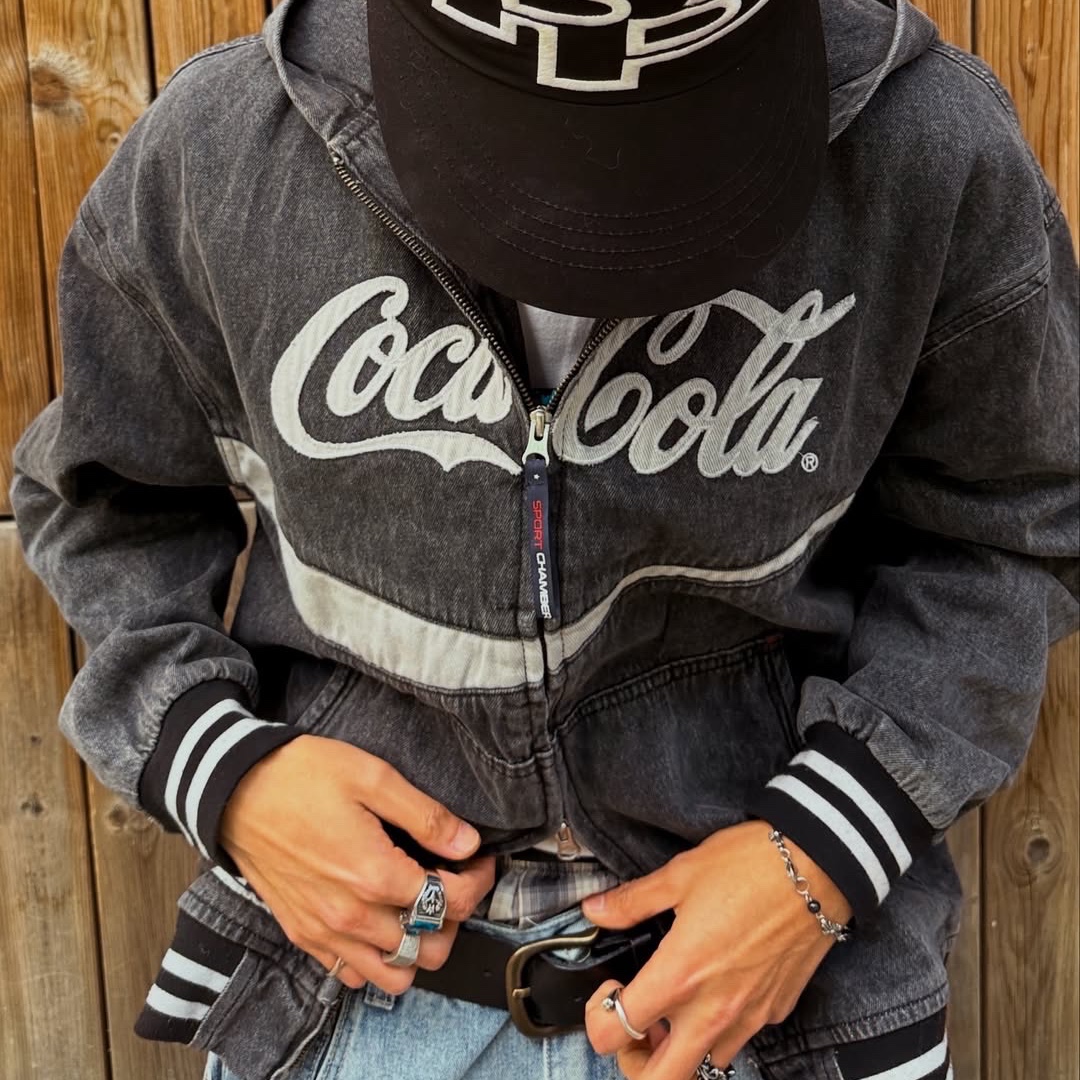 SPORT CHAMBER x Coca-Cola Denim Hood Jumper Black 착용 스타일 - 2