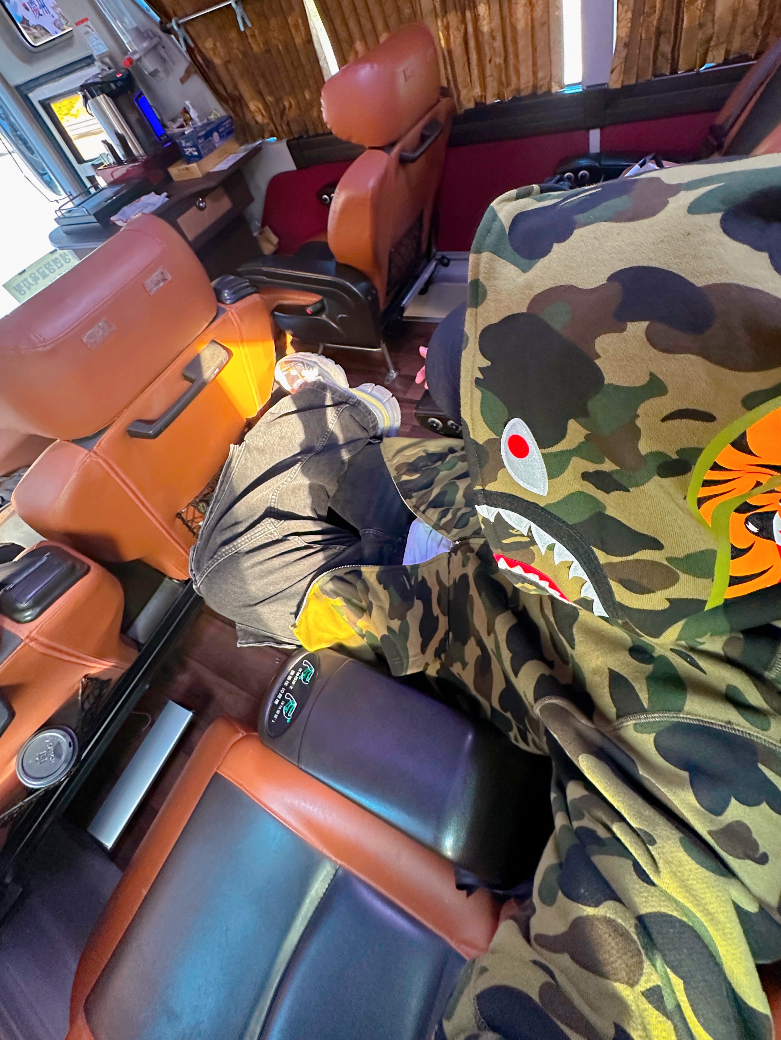 BAPE 1st Camo Shark Full Zip Hoodie Army Green, Balenciaga 3XL Sneakers Light Beige 착용 스타일 - 1