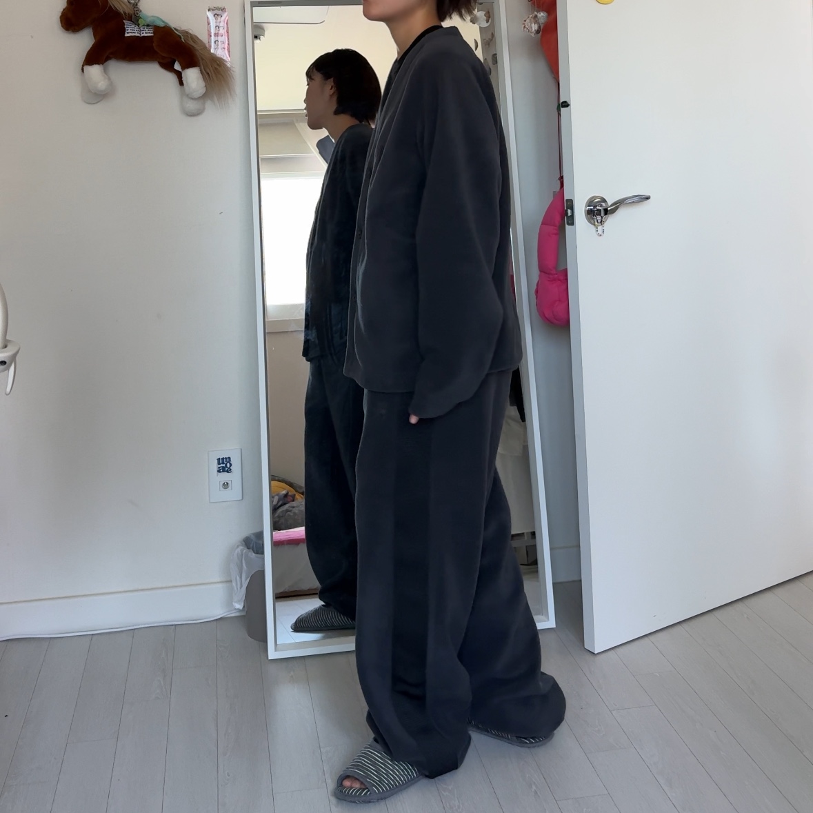 Uniqlo x Needles Fleece Oversized Cardigan Dark Gray - KR, Uniqlo x Needles Fleece Wide Pants Dark Gray - KR 착용 스타일 - 3