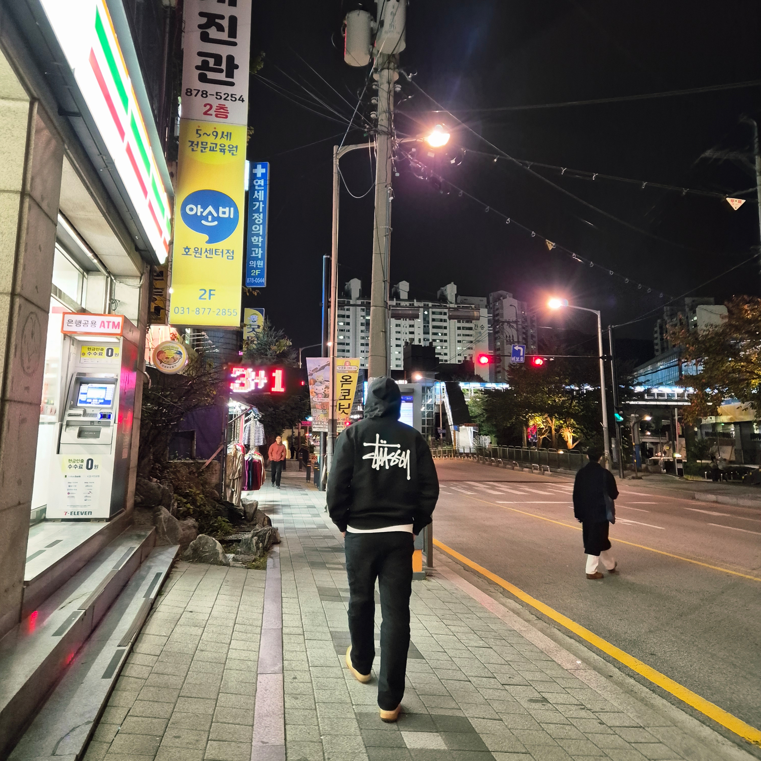 Stussy Basic Stussy Hoodie Black, Jordan Chicago Pants Black 착용 스타일