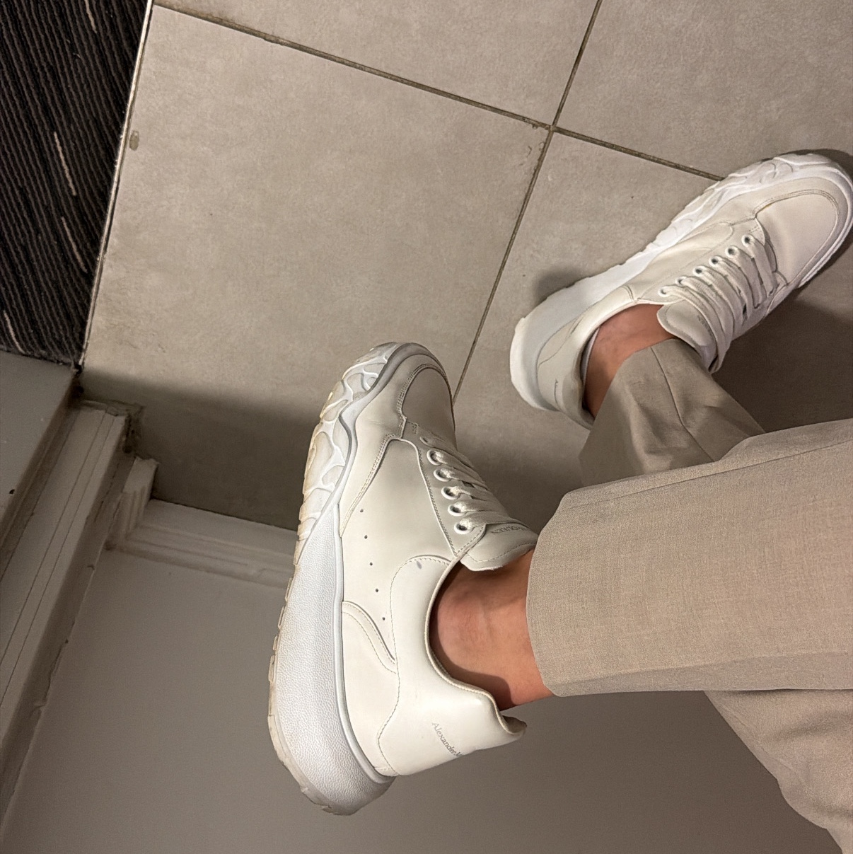 Alexander McQueen Court Trainer White 착용 스타일