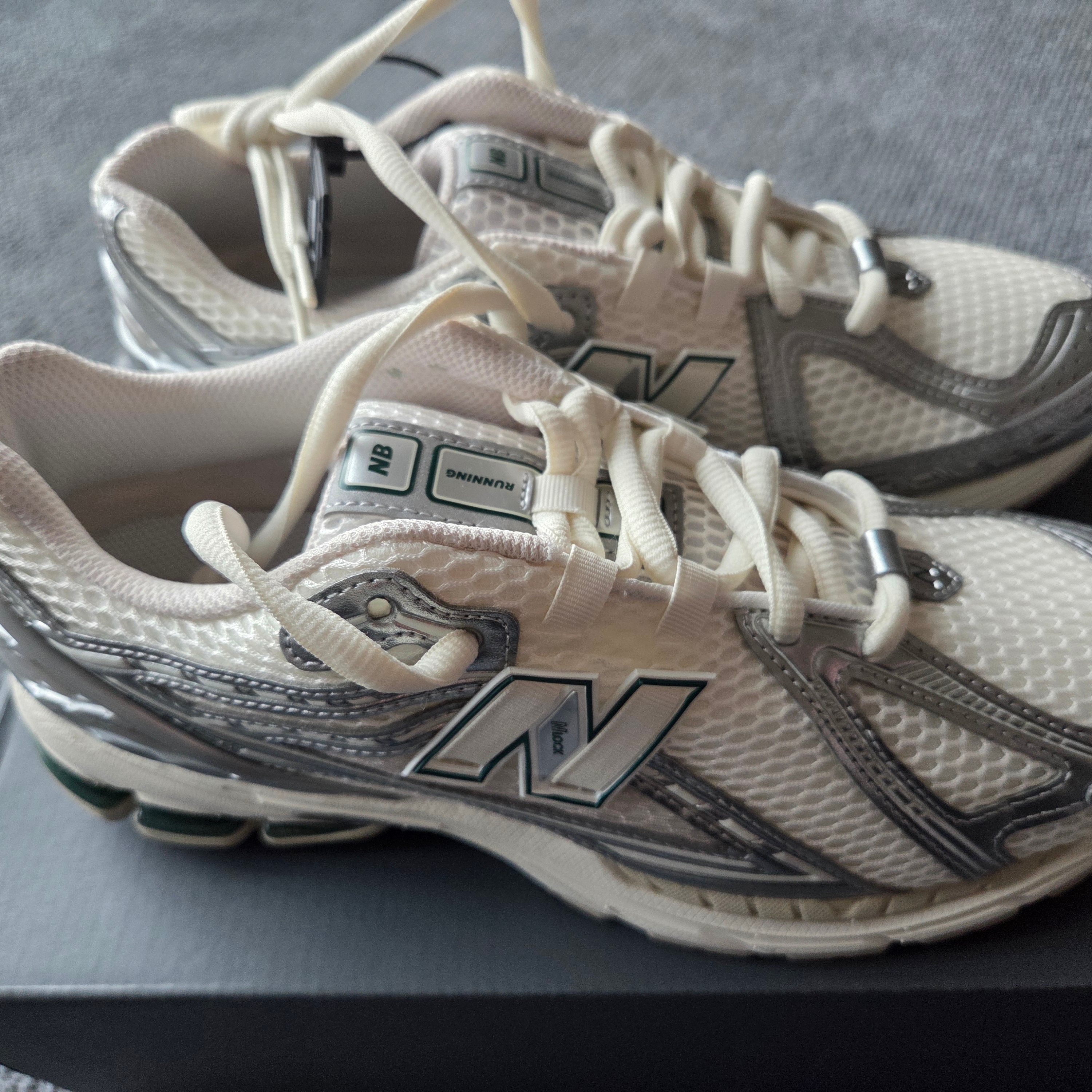 New Balance 1906R Silver Metallic Sea Salt 착용 스타일