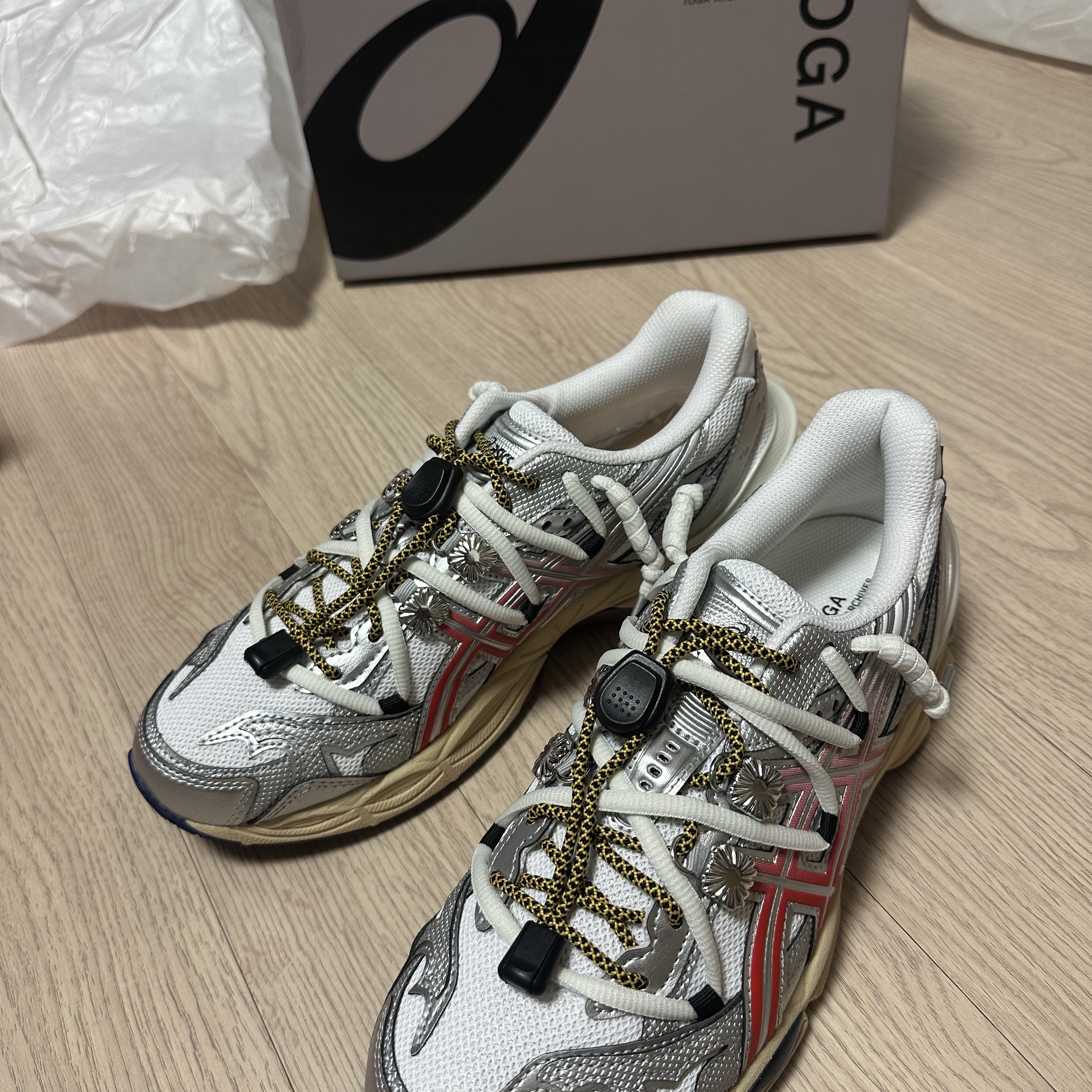 Asics x Toga Gel-Cumulus 16 TG White Red Pure Silver, Nike x Tom Sachs Mars Yard Shoe 3.0 Space Camp 착용 스타일 - 1