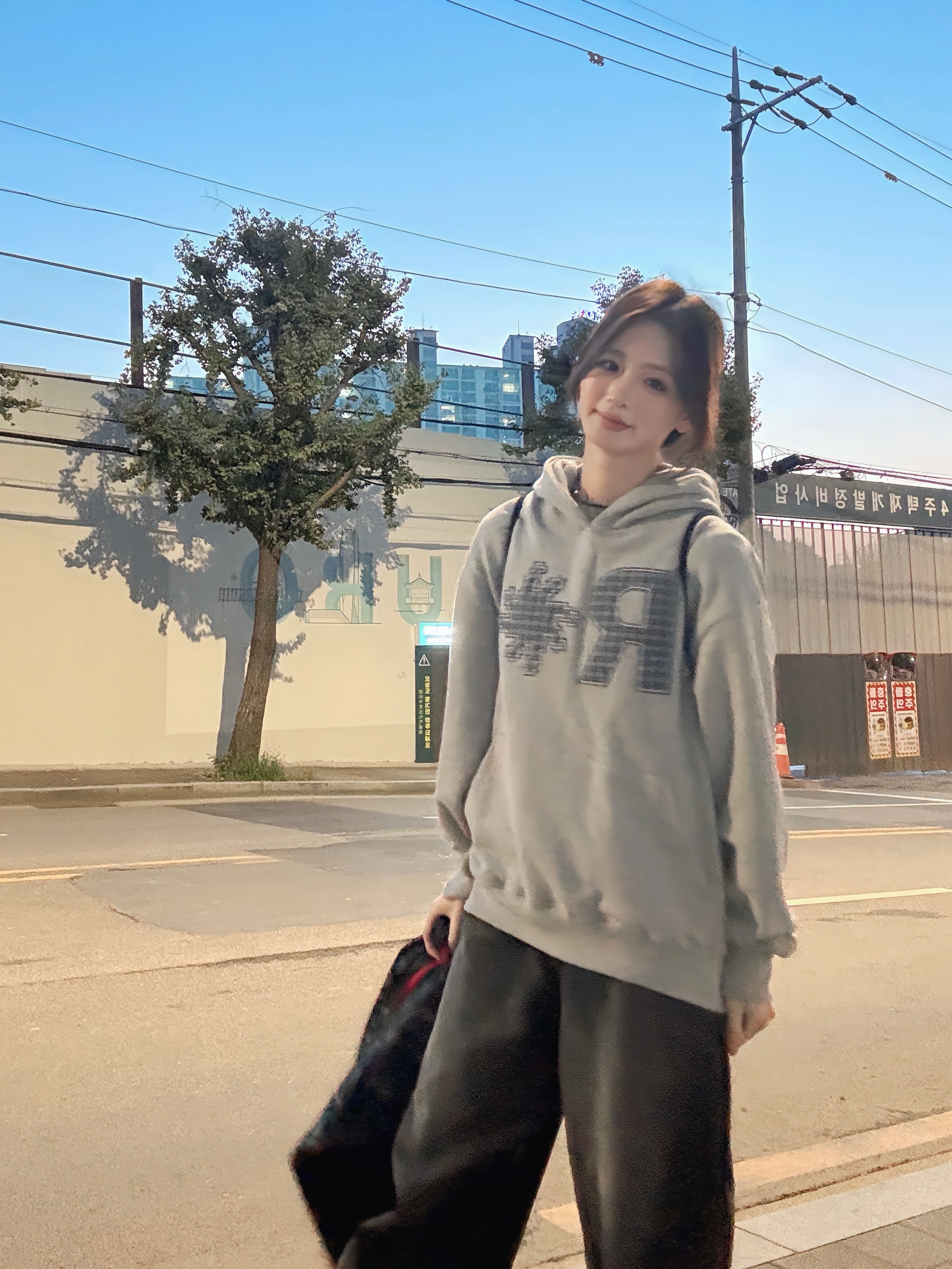 SLOW RECORD HOUSE Check Patch Hoodie Grey 착용 스타일 - 1