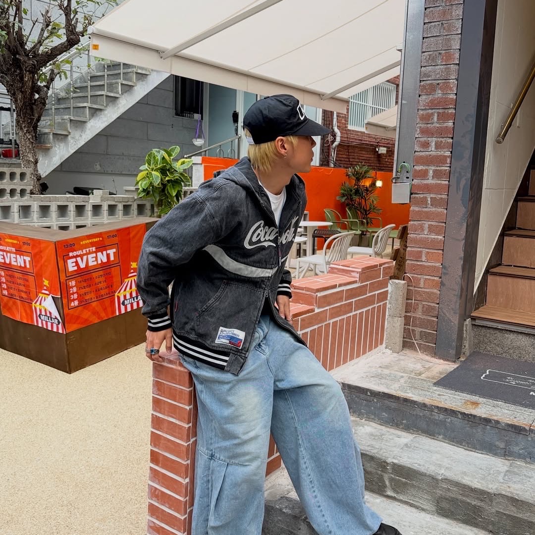 SPORT CHAMBER x Coca-Cola Denim Hood Jumper Black 착용 스타일 - 7