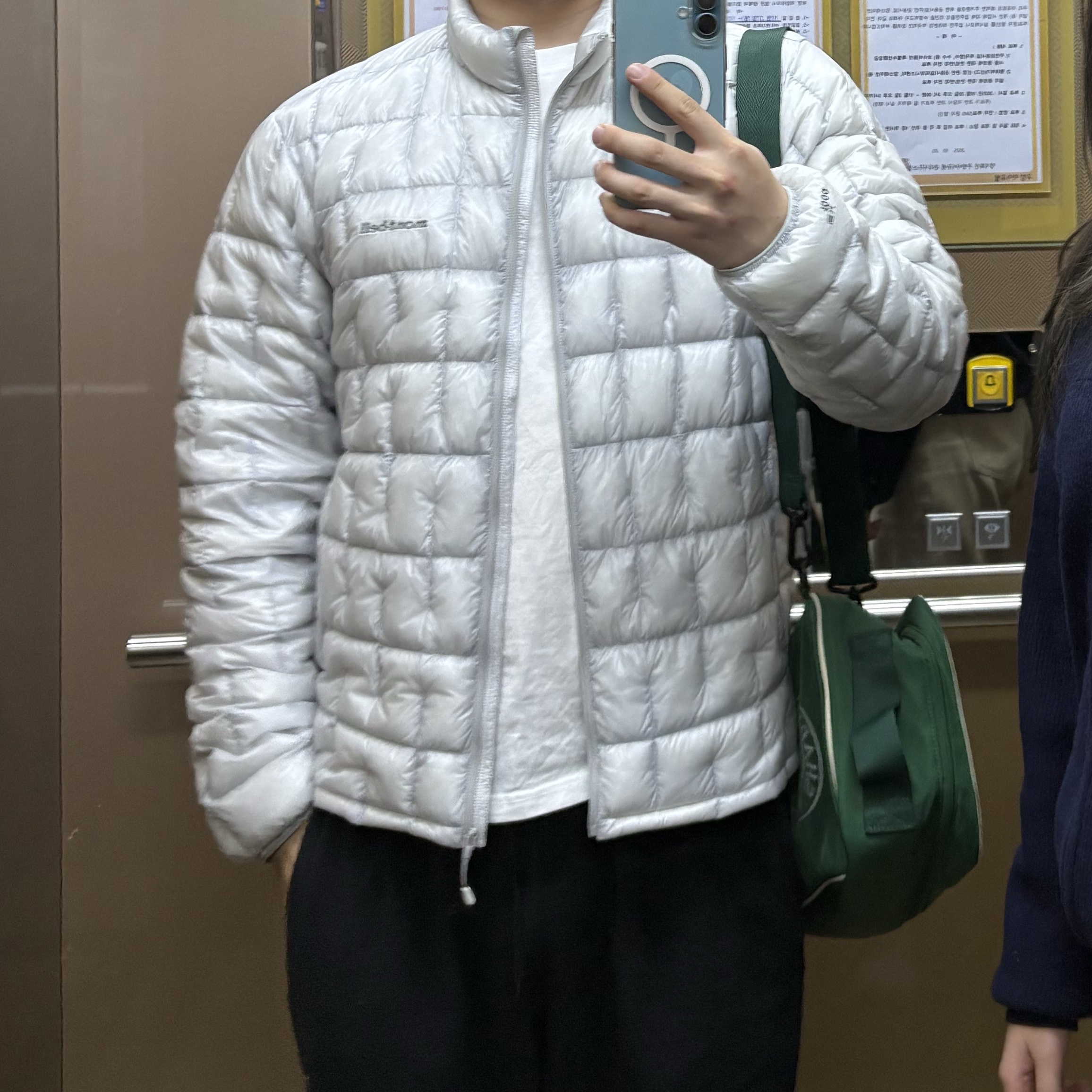 Montbell Plasma 1000 Down Jacket Light Silver 착용 스타일