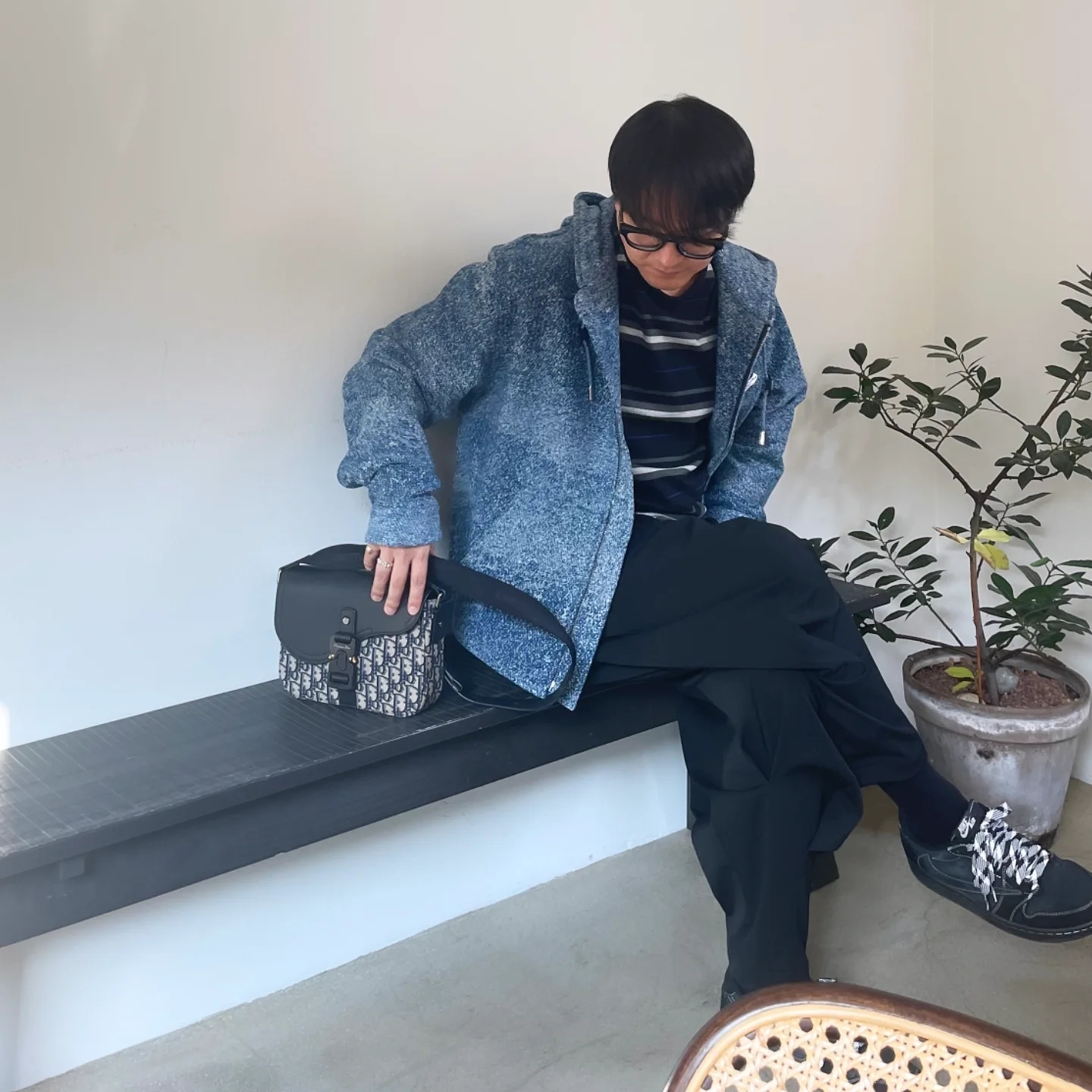 Dior Label Cotton Jacquard Hooded Blouson Jacket Blue, Dior Saddle Messenger Bag Beige Black Dior Oblique Jacquard Black Grained Calfskin 착용 스타일 - 1