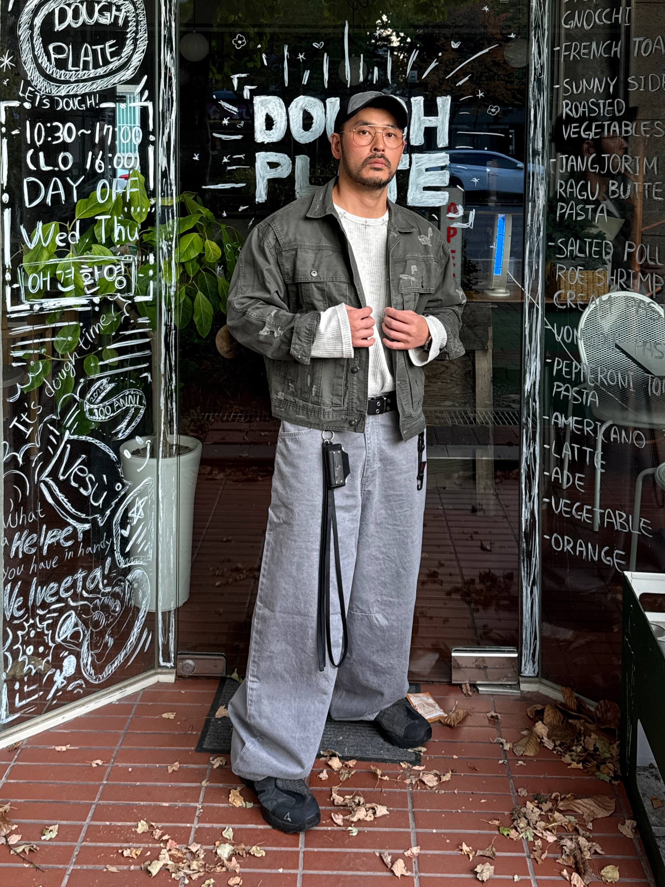 NOMANUAL I.P Damaged Jacket Khaki Gray, Roa Hiking Minaar Black 착용 스타일 - 1