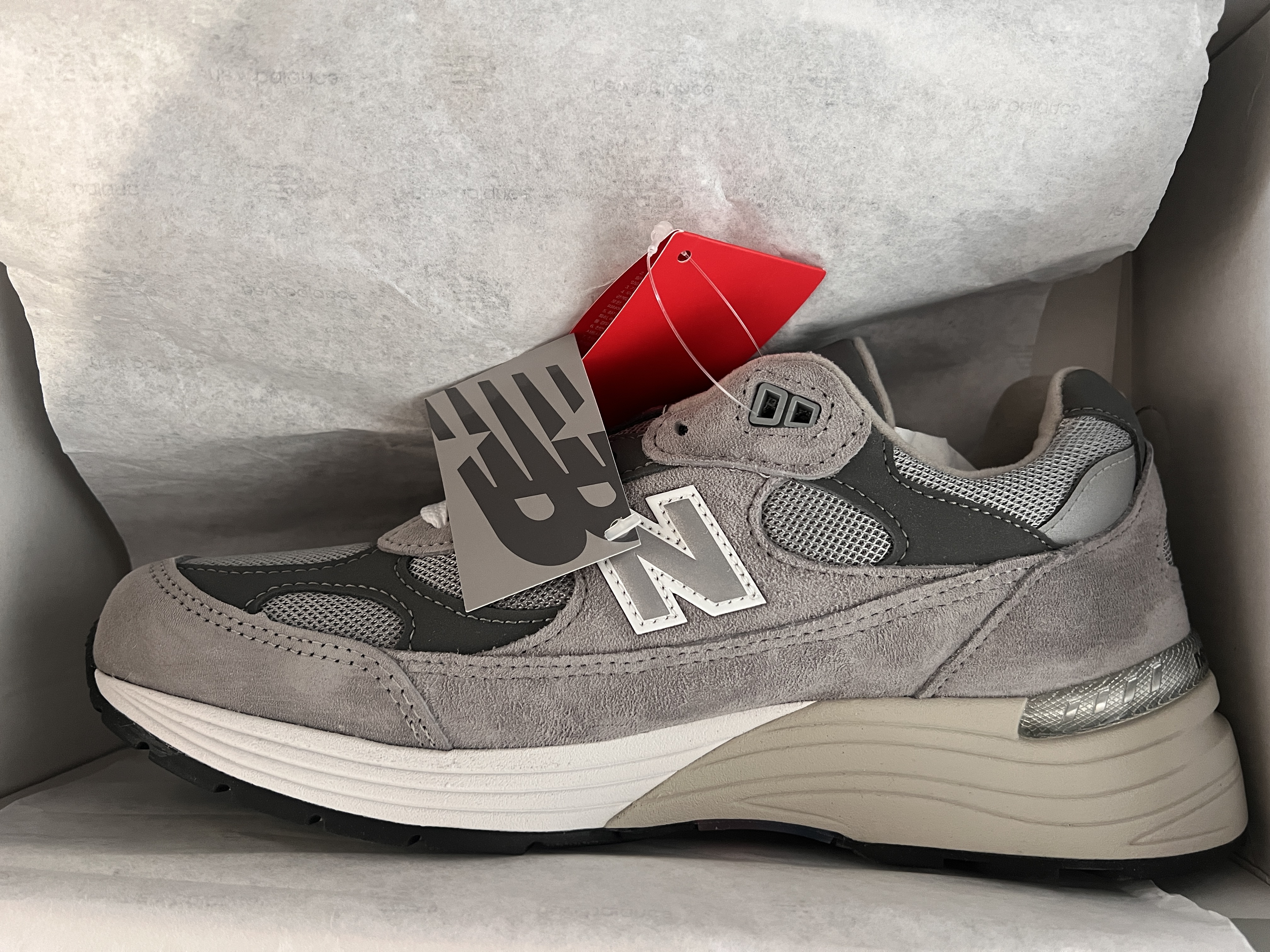 New Balance 992 Made in USA Core Grey Silver Metallic 착용 스타일