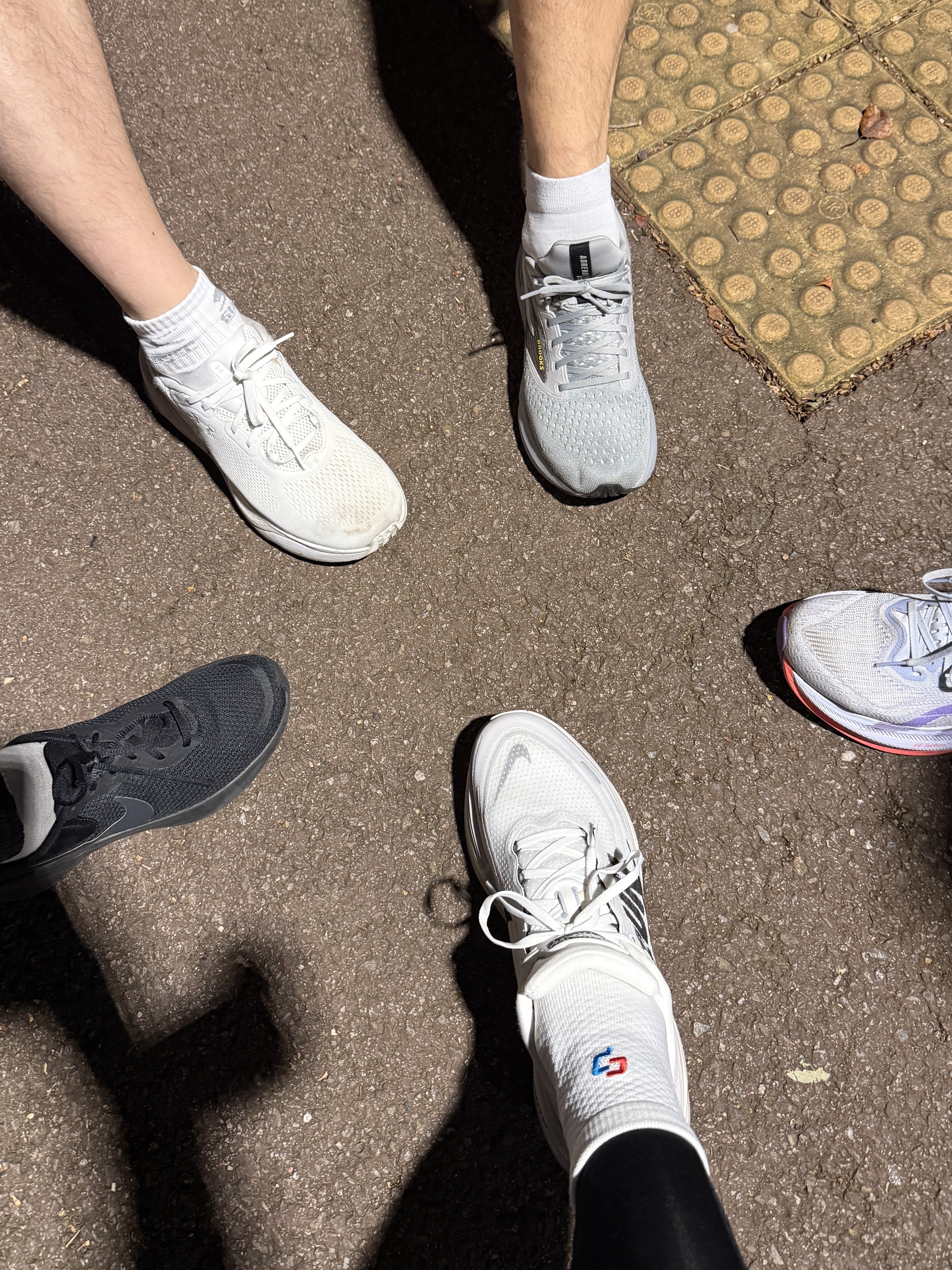 Nike Vomero Plus RUN Summit White Vast Grey, Asics Superblast 2 Blue Fade Edo Purple 착용 스타일 - 1