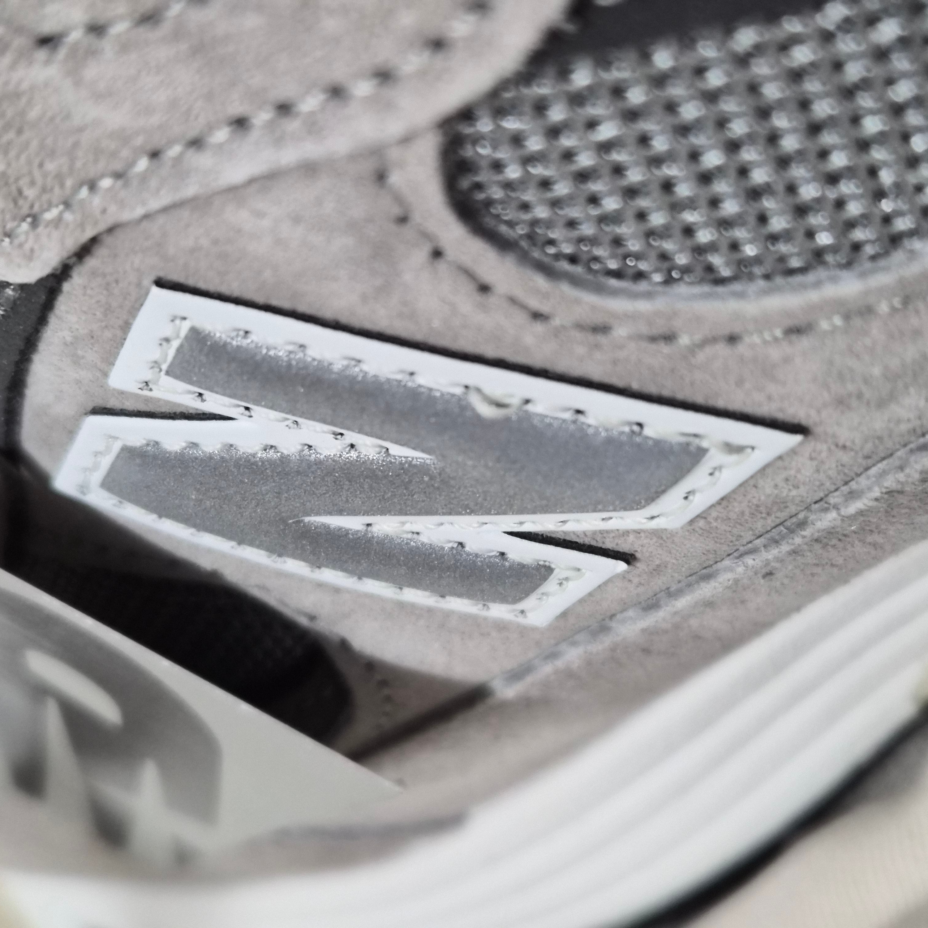 New Balance 992 Made in USA Core Grey Silver Metallic 착용 스타일 - 1