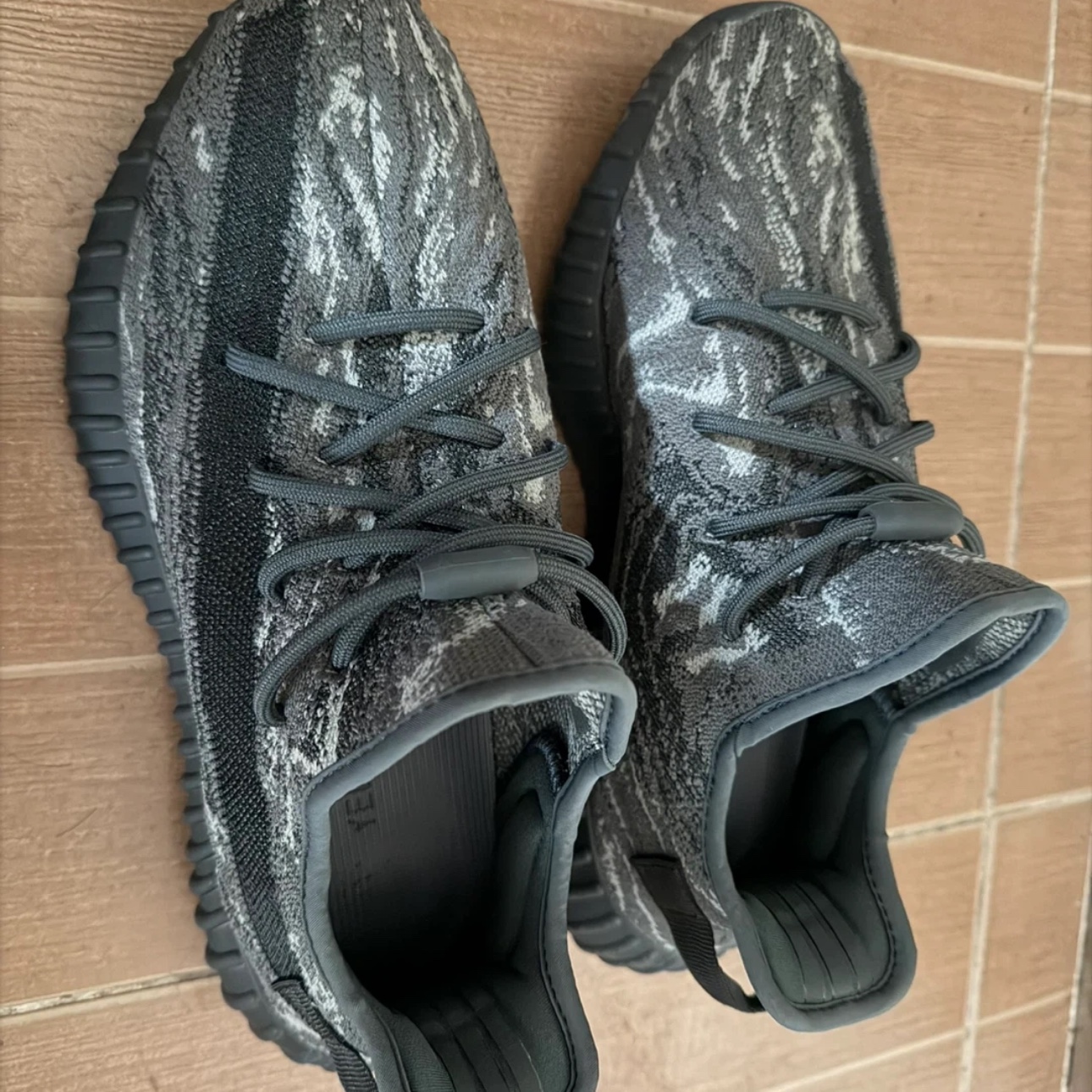 Adidas Yeezy Boost 350 V2 MX Dark Salt 착용 스타일
