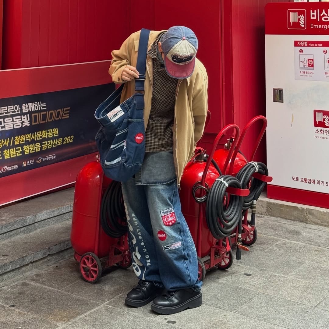 SPORT CHAMBER x Coca-Cola Balloon Denim Pants Blue, SPORT CHAMBER x Coca-Cola Denim Cross Bag Blue 착용 스타일 - 5