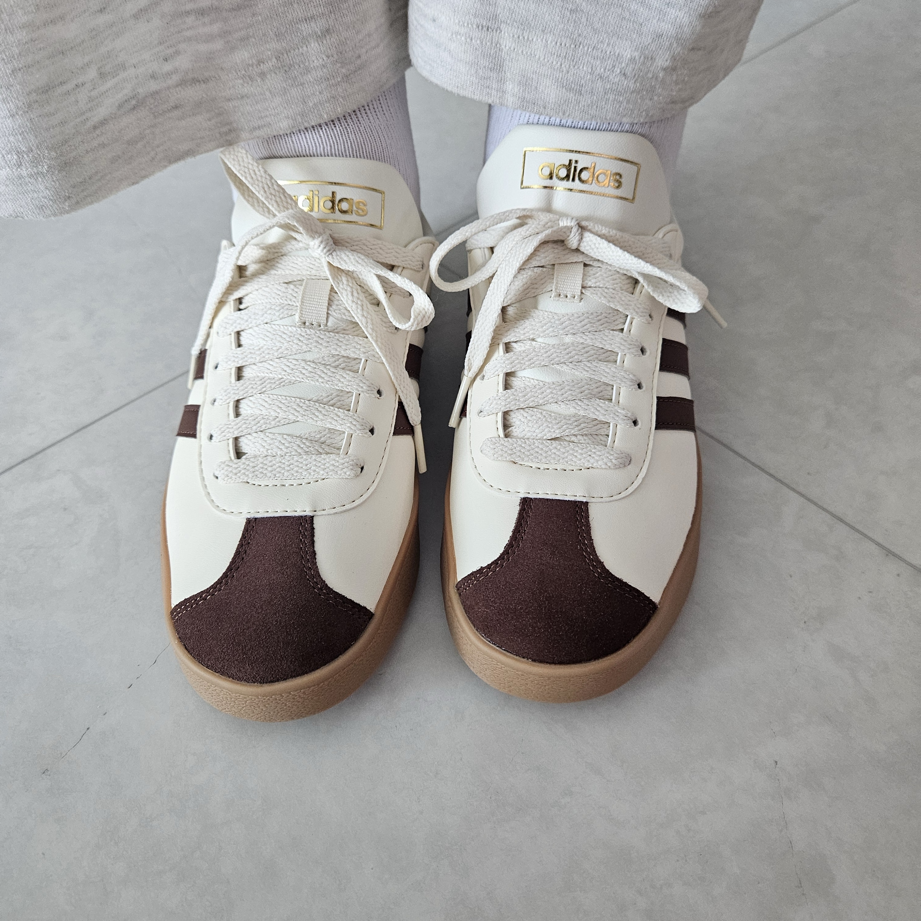 Adidas VL Court 2.0 Cream Brown 착용 스타일 - 1