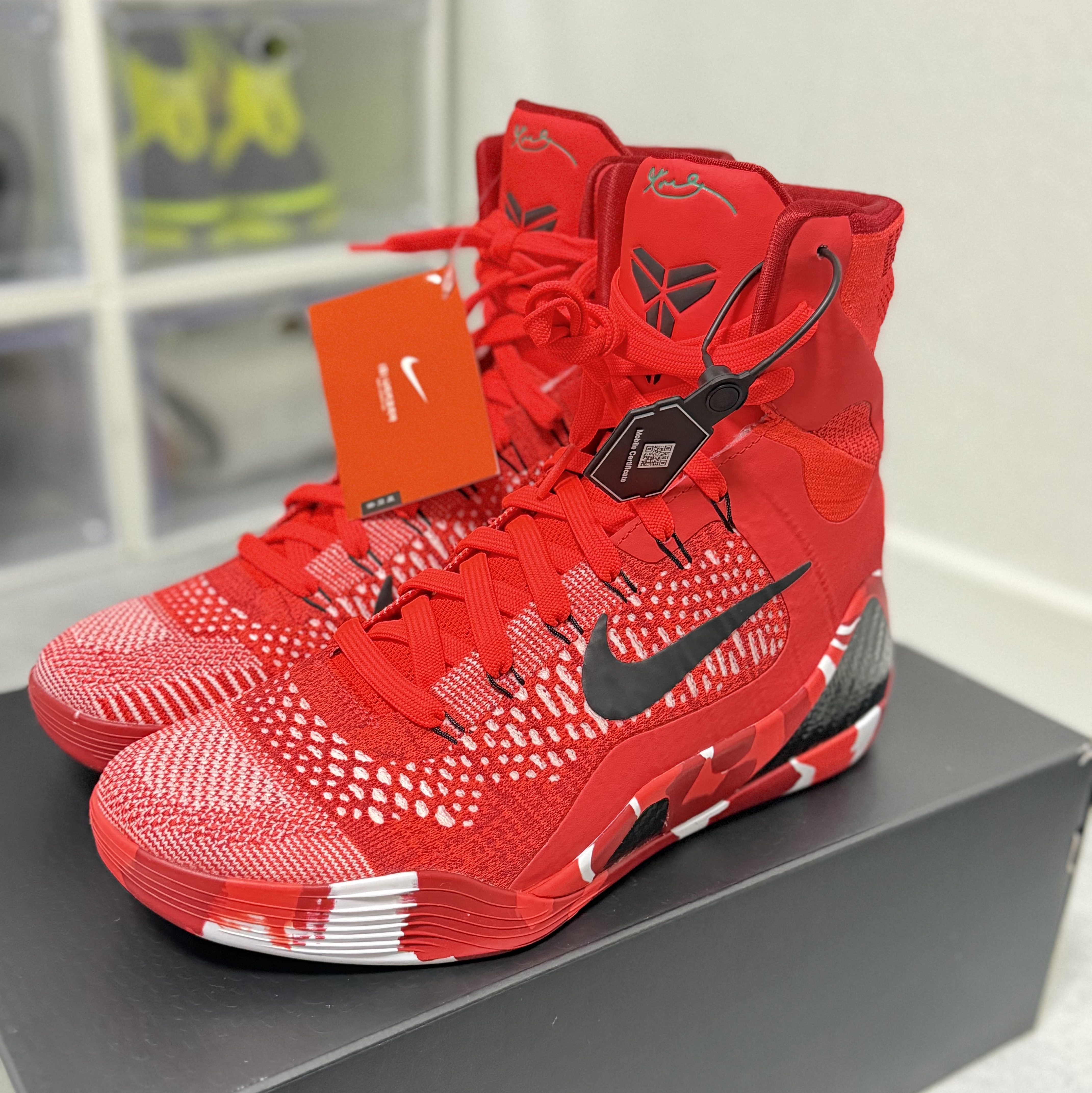 Nike Kobe 9 Elite High Protro Bright Crimson and Emerald Green 착용 스타일 - 1
