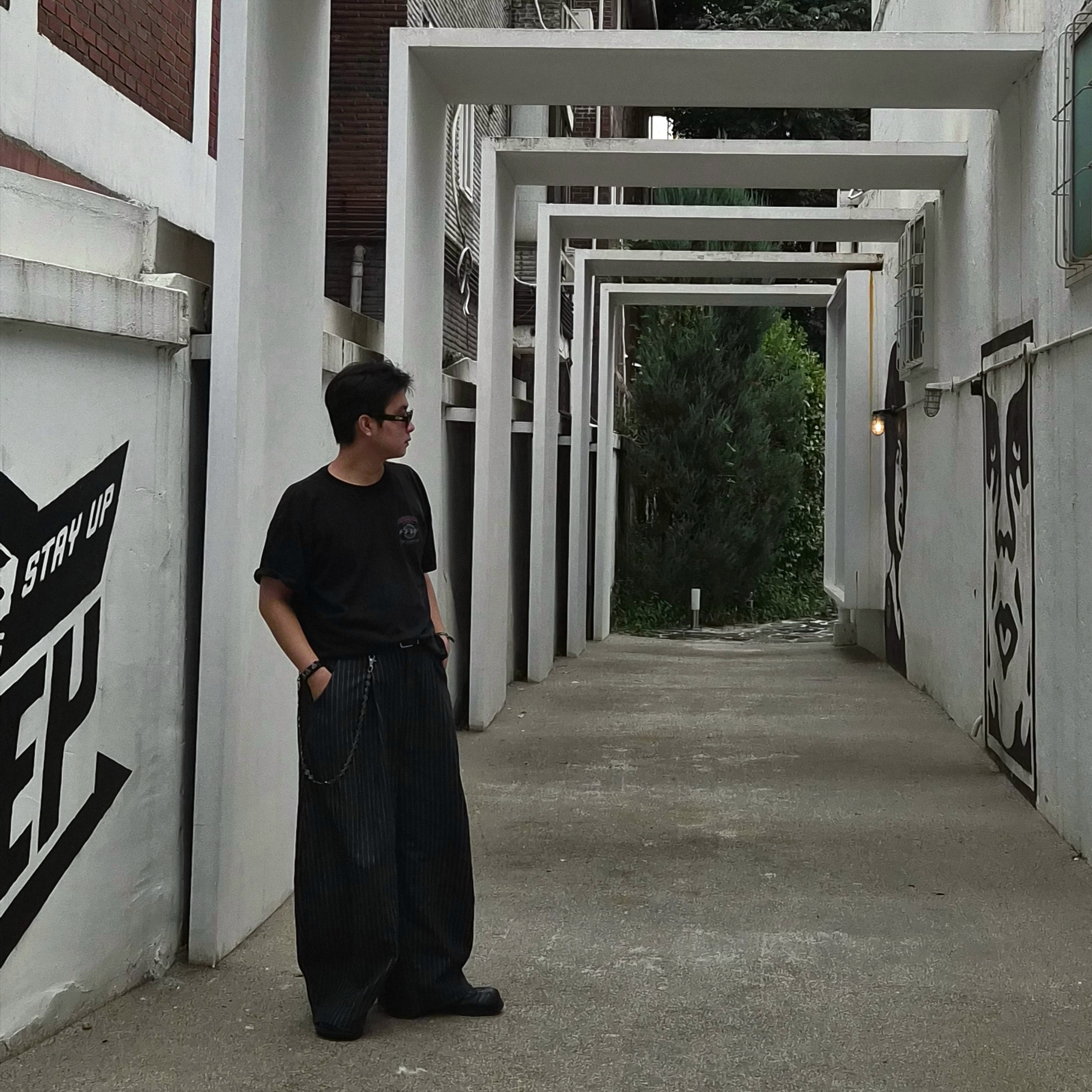 Farfromwhat Far Logo T-Shirt Black 착용 스타일 - 2