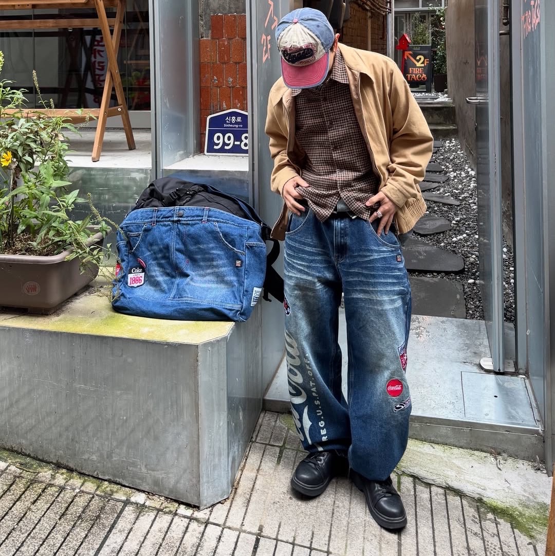 SPORT CHAMBER x Coca-Cola Balloon Denim Pants Blue, SPORT CHAMBER x Coca-Cola Denim Cross Bag Blue 착용 스타일 - 2
