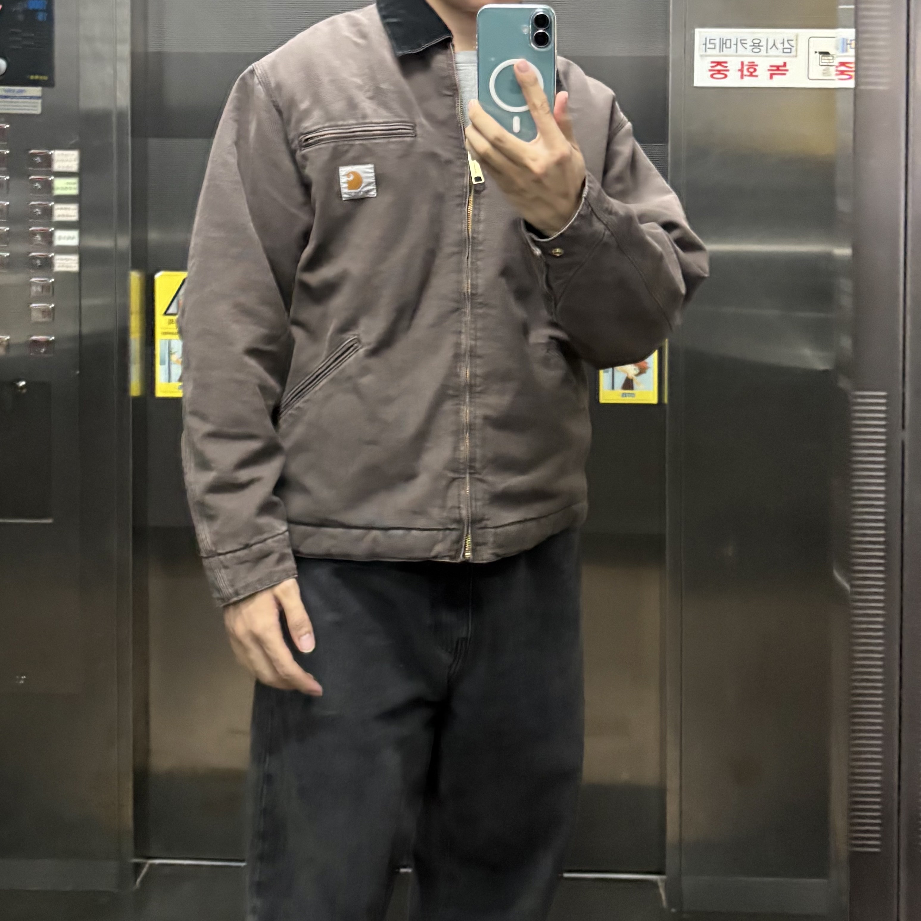 Carhartt WIP OG Detroit Jacket Tobacco Black, Carhartt WIP Robertson Denim Landon Pants Black Stone Washed 착용 스타일