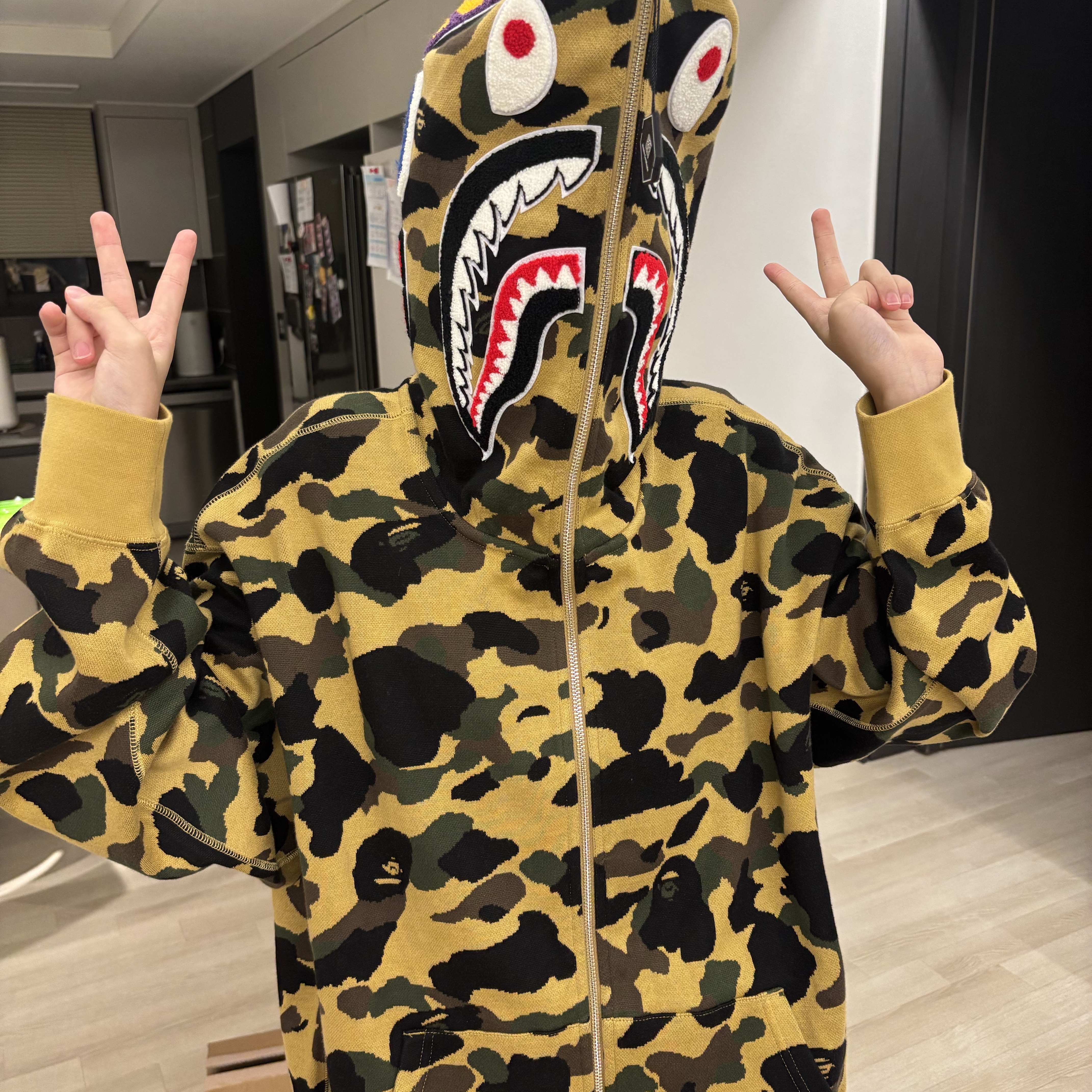 BAPE 1st Camo Jacquard Shark Hoodie Yellow 착용 스타일