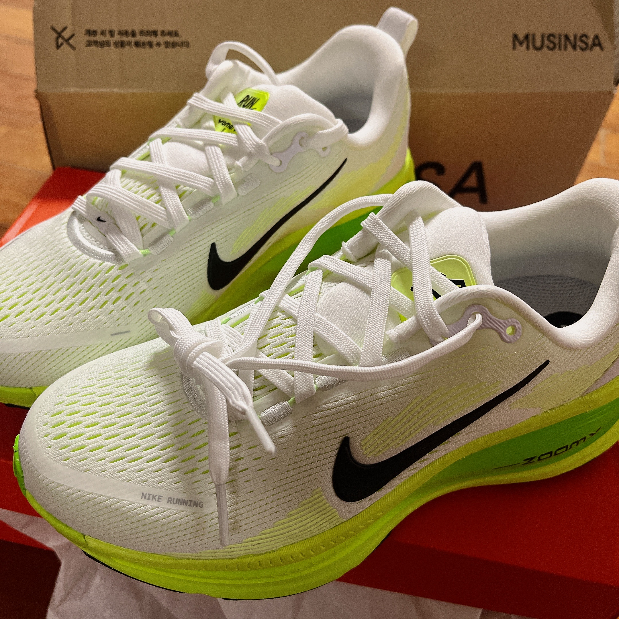 Nike Vomero 18 White Electric Green 착용 스타일 - 4
