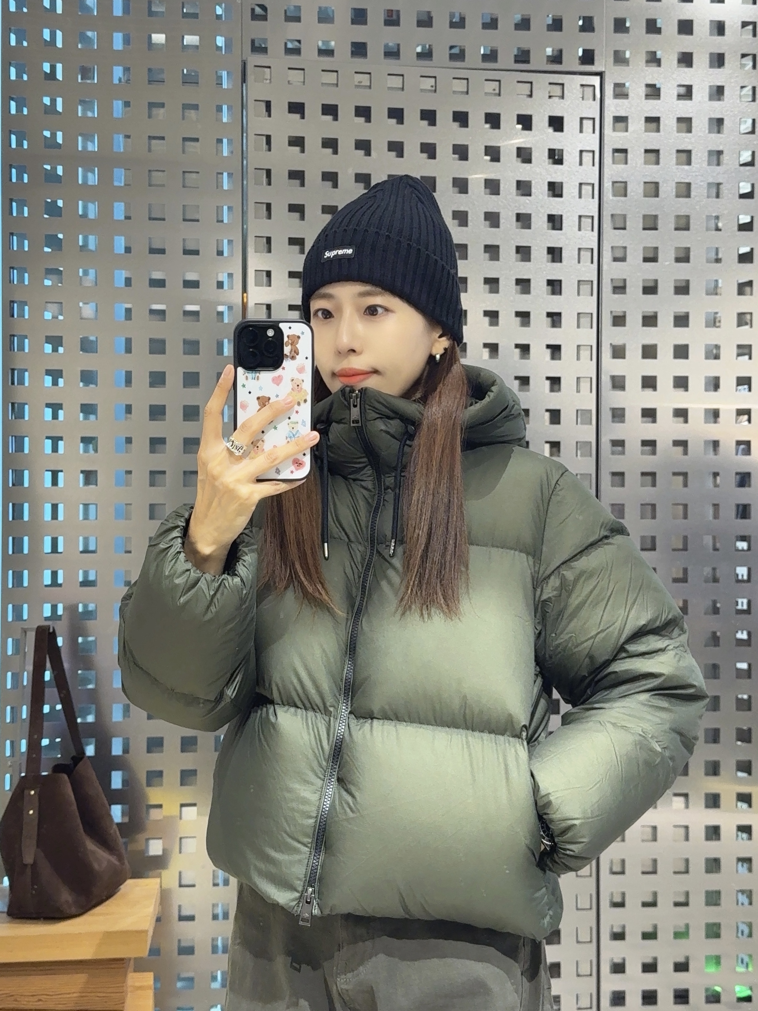 Supreme Overdyed Beanie Black 착용 스타일 - 1