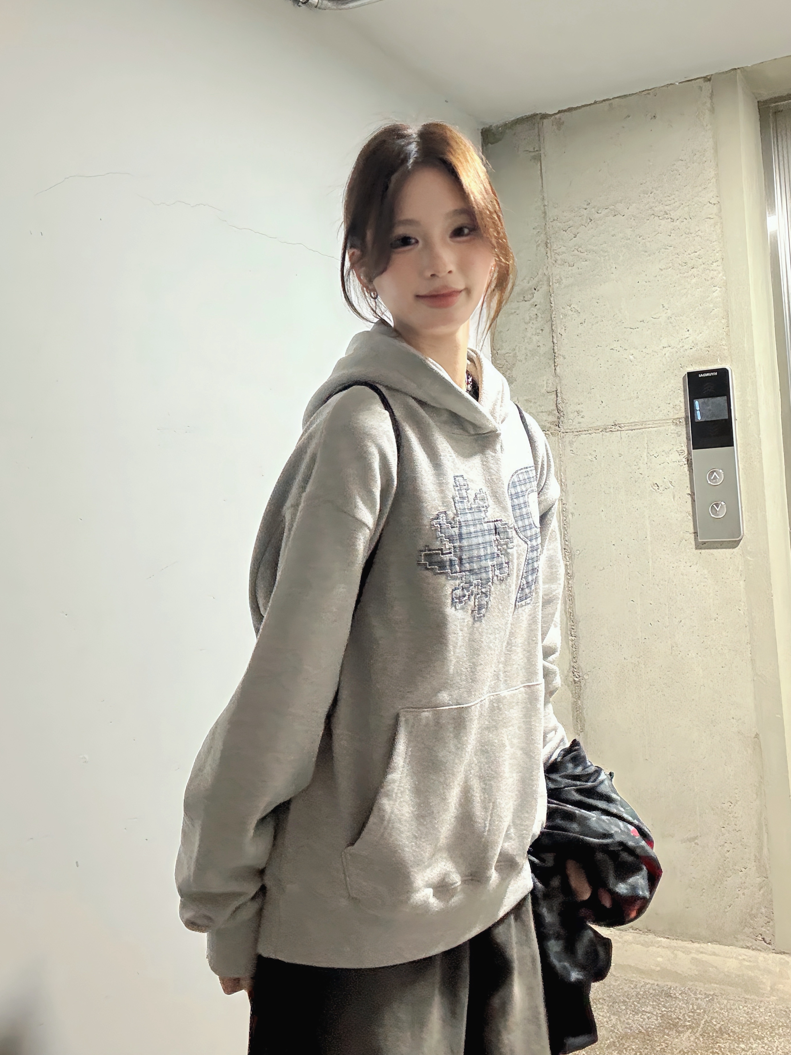 SLOW RECORD HOUSE Check Patch Hoodie Grey 착용 스타일 - 2