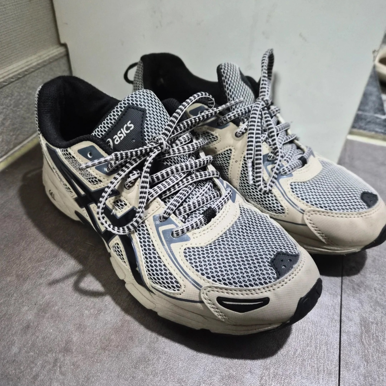 Asics Gel-Venture 6 Feather Grey Black 착용 스타일