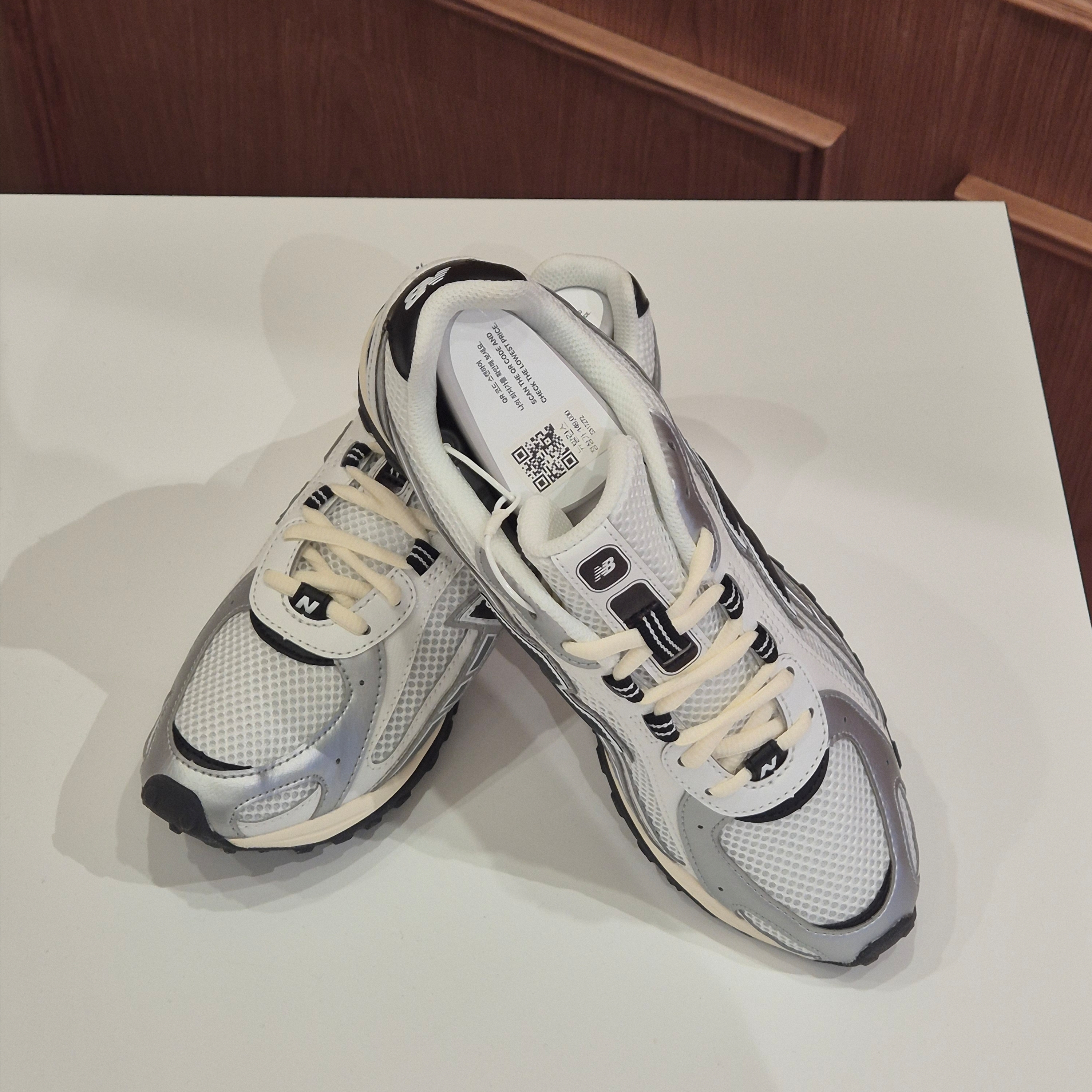 New Balance 204L Silver Metallic Black 착용 스타일