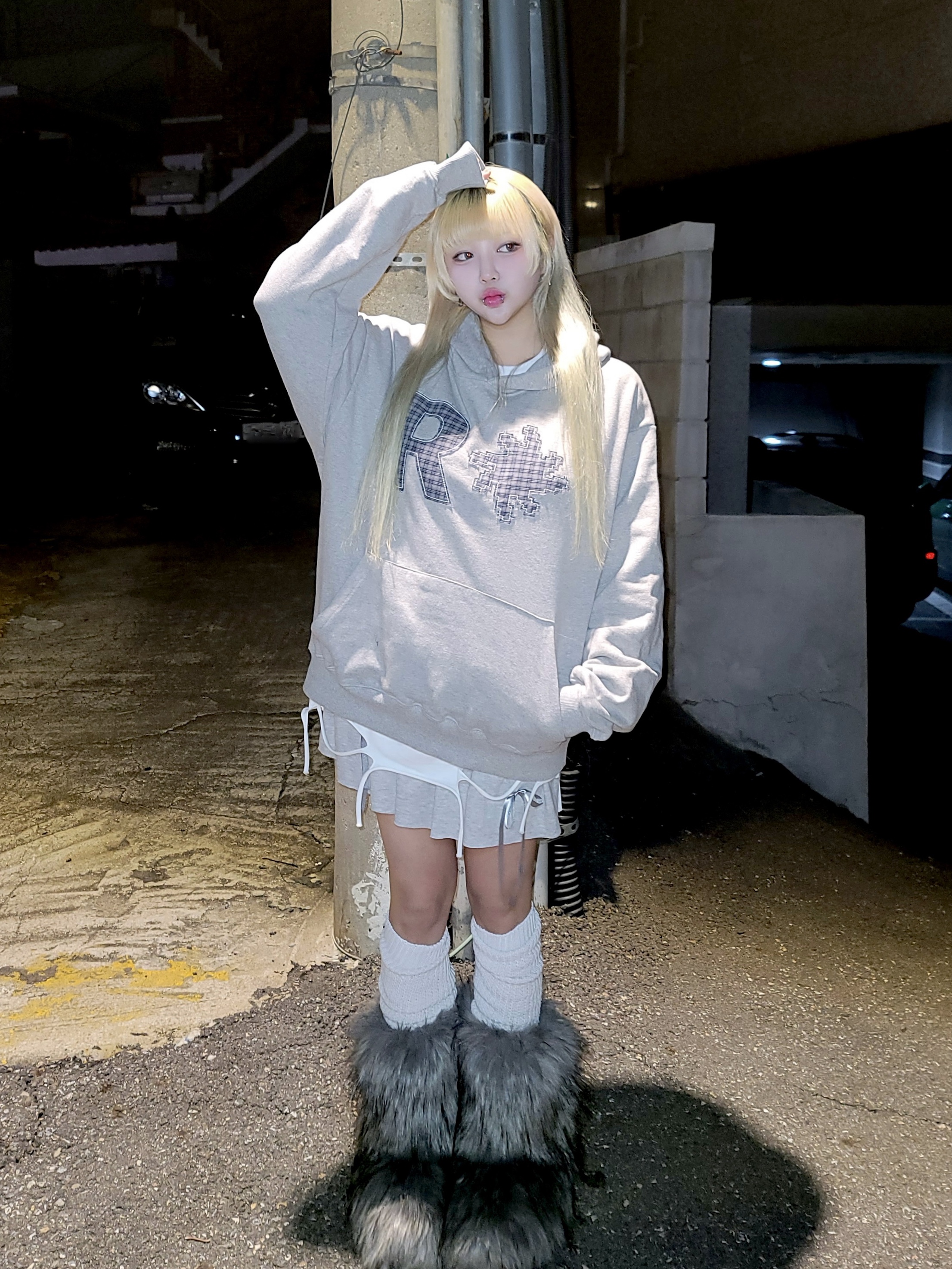 SLOW RECORD HOUSE Check Patch Hoodie Grey 착용 스타일 - 1