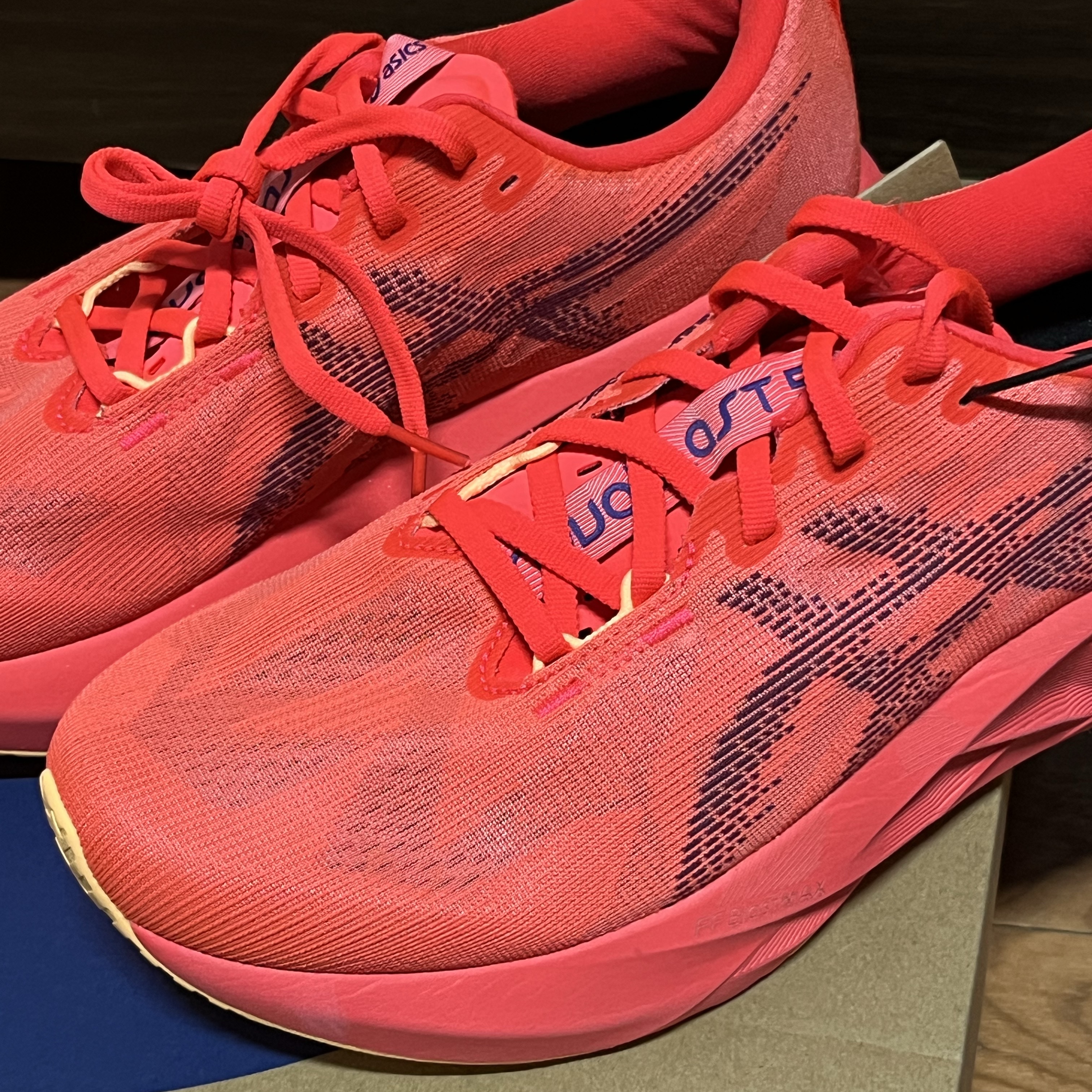 Asics Novablast 5 Flash Red Edo Purple 착용 스타일