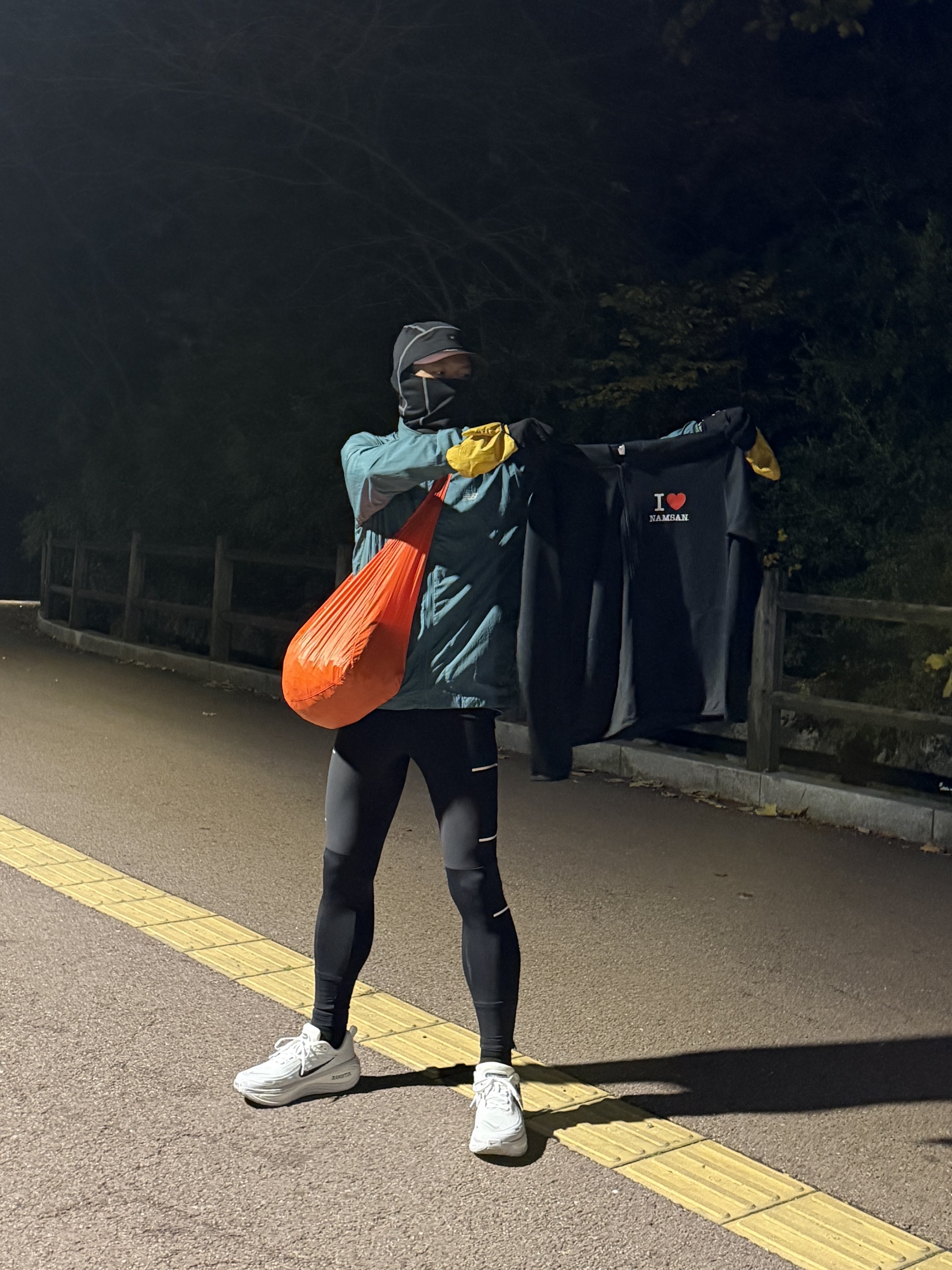 Nike Vomero Plus RUN Summit White Vast Grey 착용 스타일 - 1