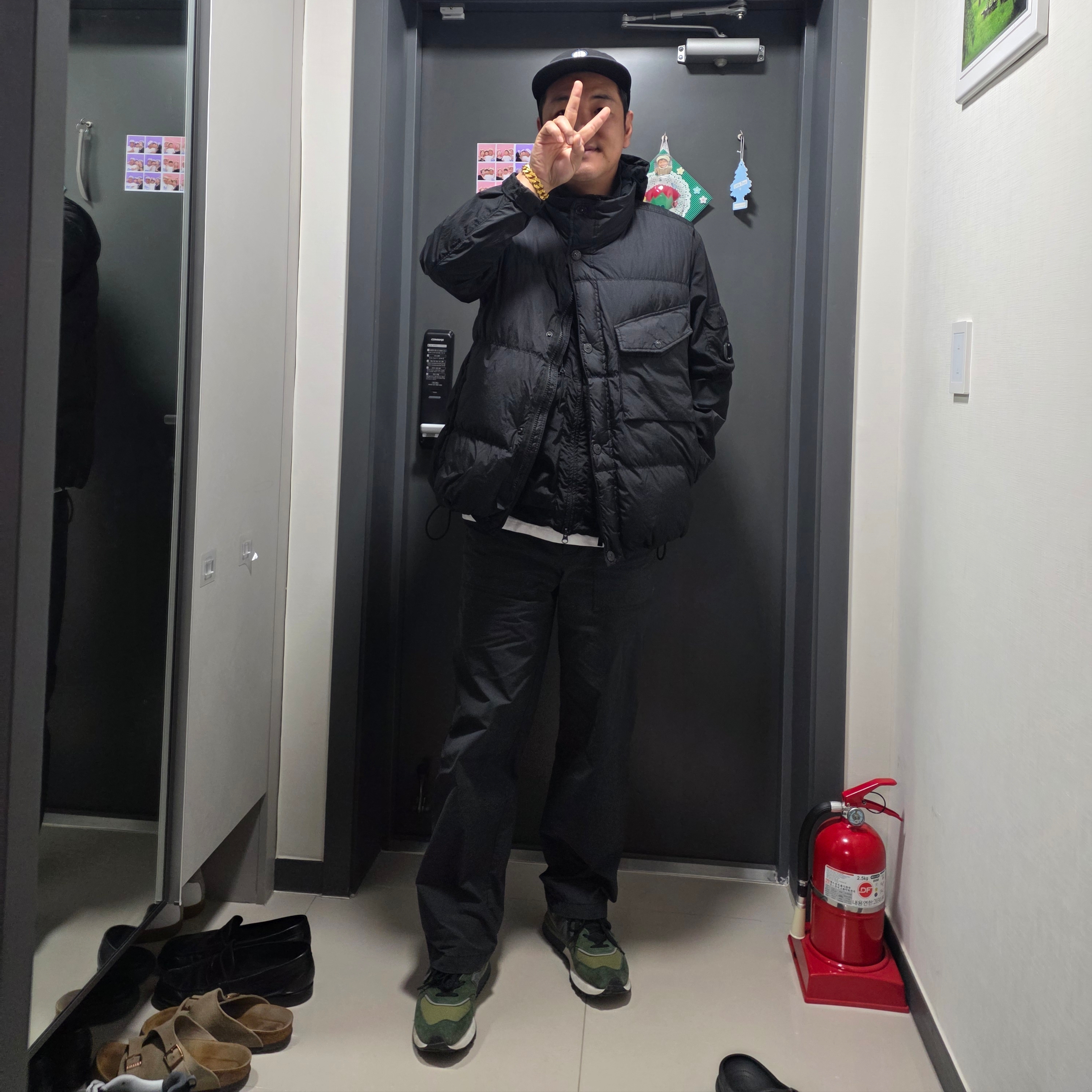 Stone Island G100003 Crinkle Reps NY Recycled Nylon Down Vest with Wind Resistance and Zip Pockets Black - 25FW 착용 스타일