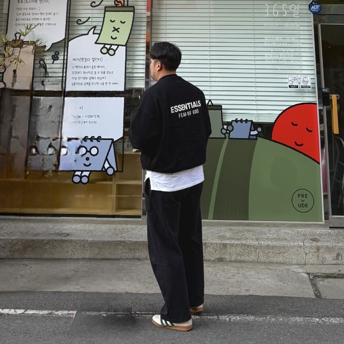 Essentials Fleece Crewneck Black - 24FW, Adidas x Emmi Gazelle Indoor Off White Dark Green 착용 스타일