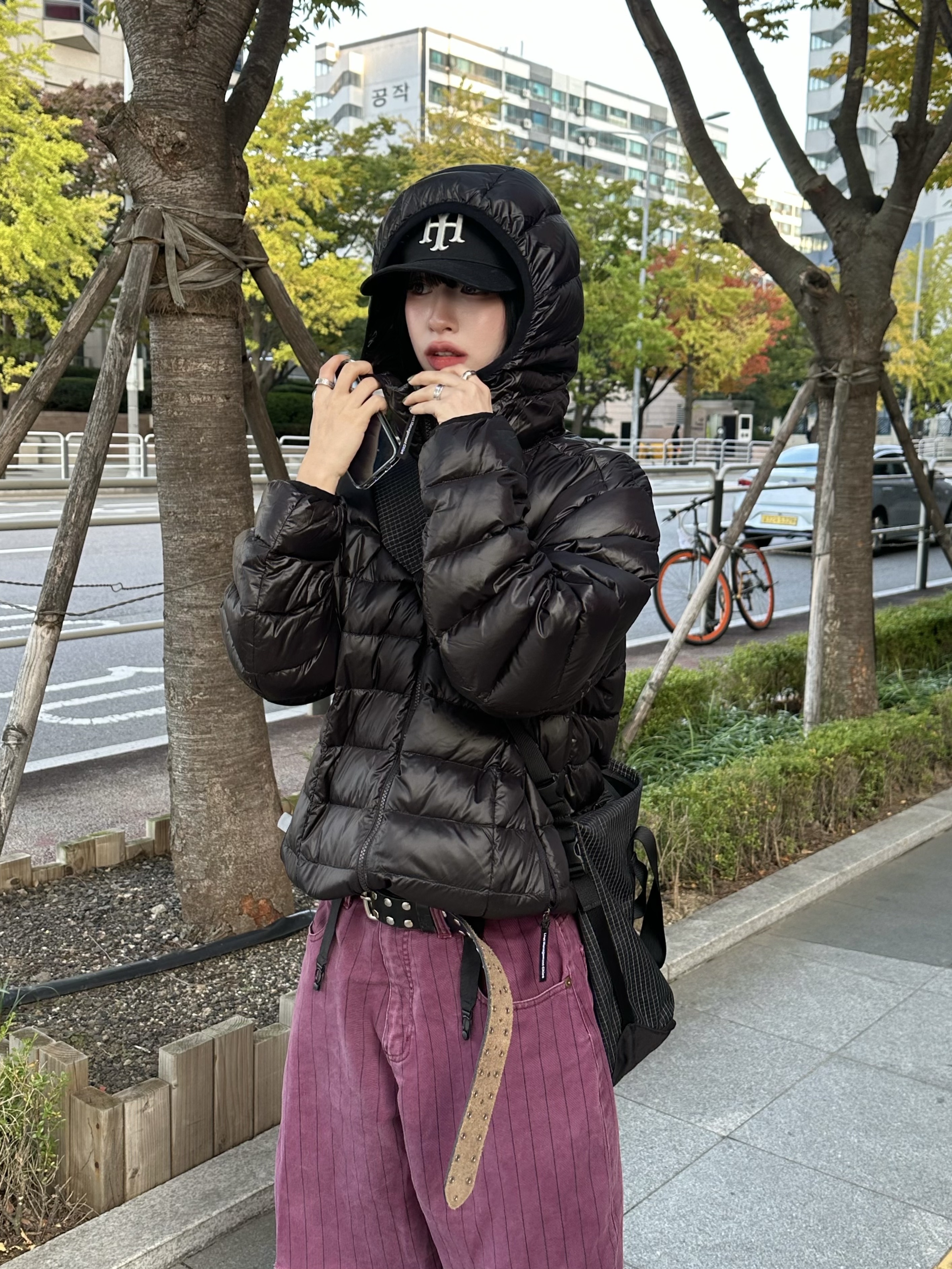 Stussy 8 Ball Studded Belt Black, Supreme Tote Bag Black - 24SS 착용 스타일 - 3