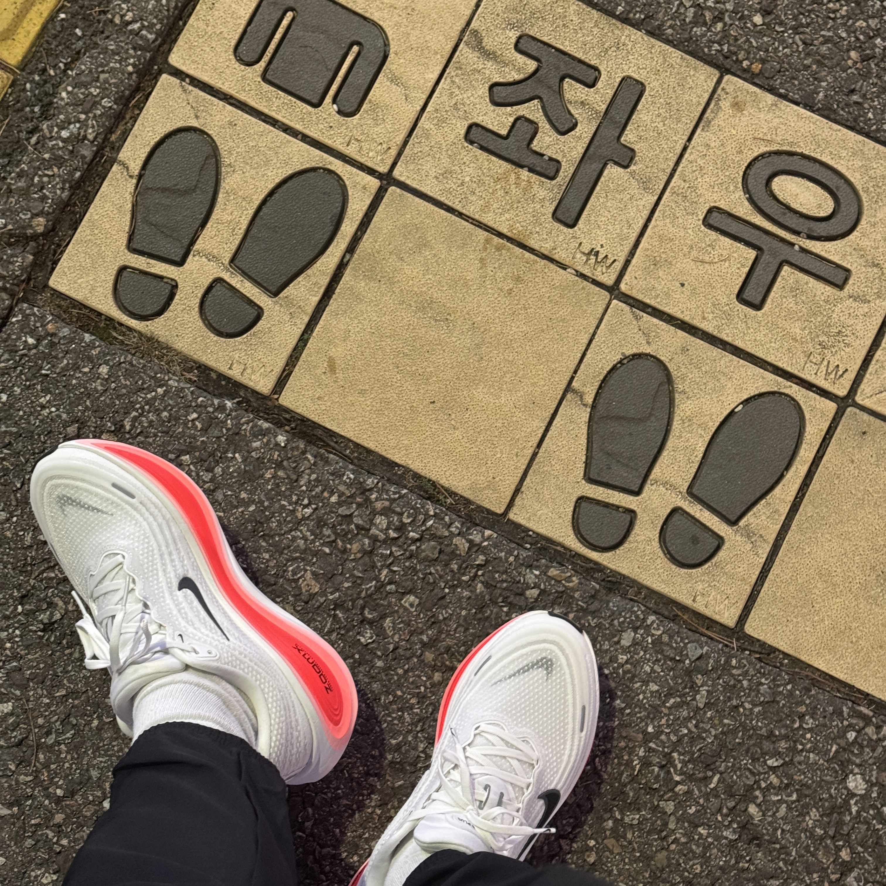 Nike Zoom Vomero Plus White Bright Crimson 착용 스타일