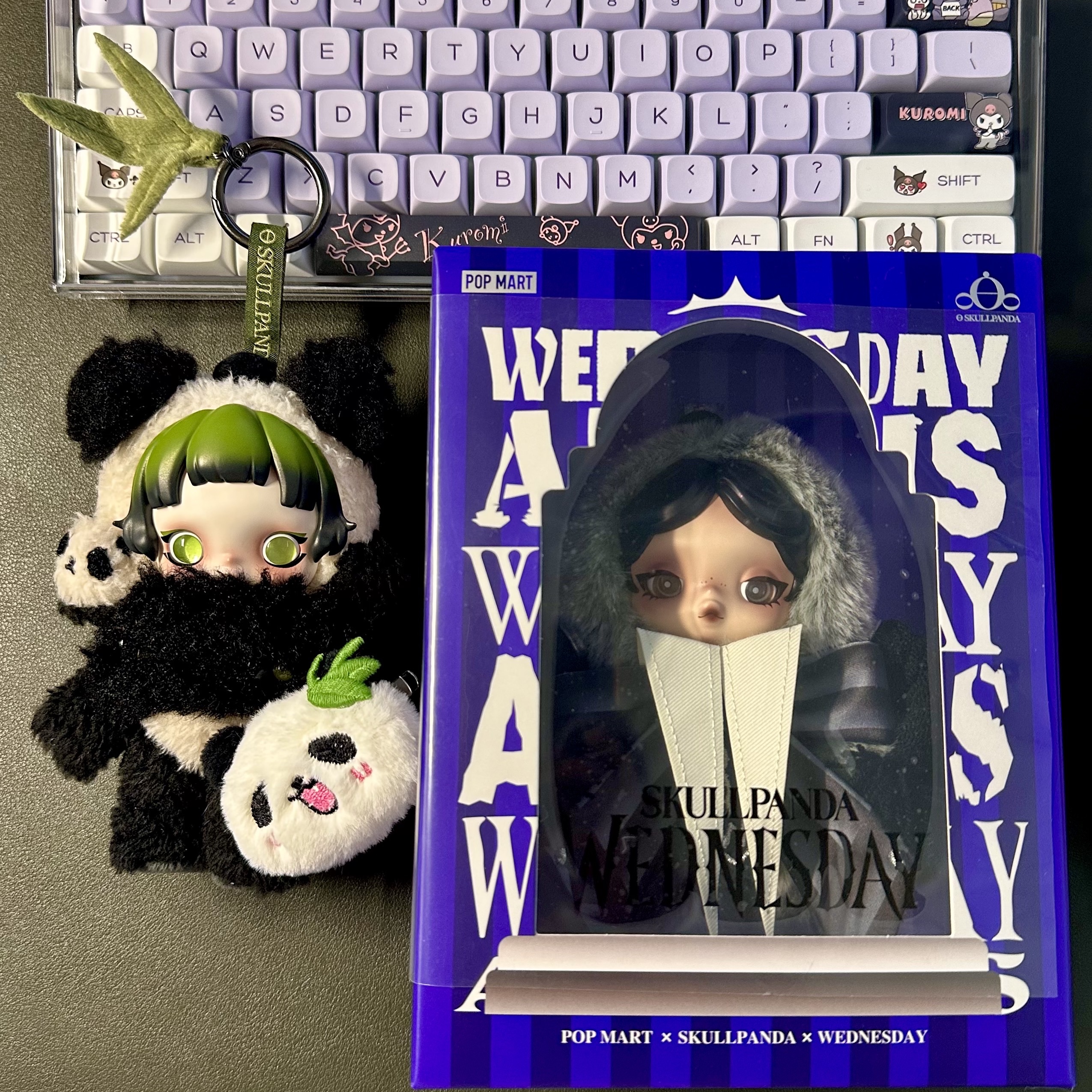 Pop Mart Skullpanda x Wednesday Plush Nevermore Academy Uniform Version, Pop Mart Skullpanda Lazy Panda Plush Doll Pendant 착용 스타일