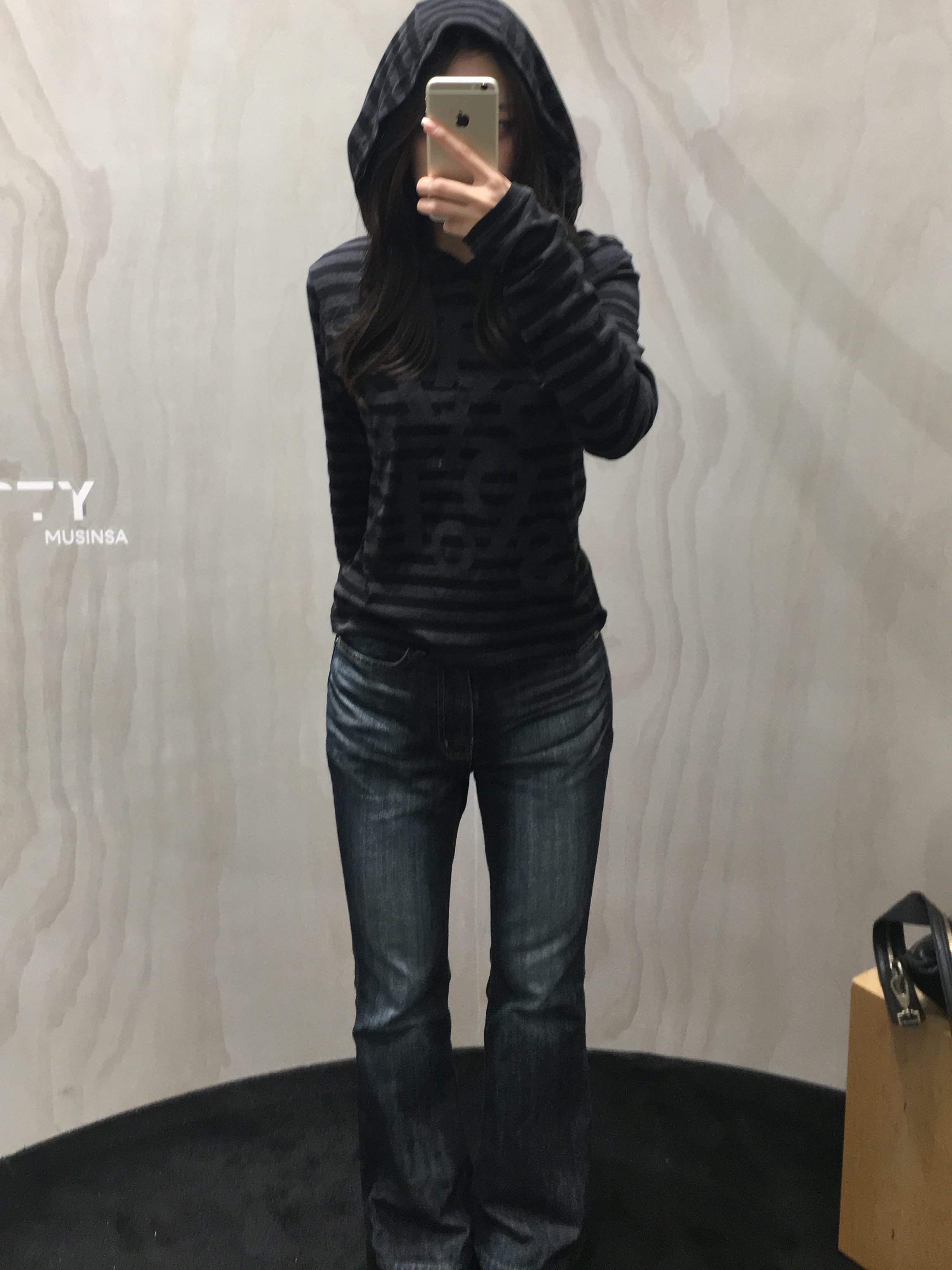 [KREAM 단독] Safarispot 1/2 Ticketing Stripe Border Hoodie Black, Crocs Classic Crush Clog Black 착용 스타일 - 2