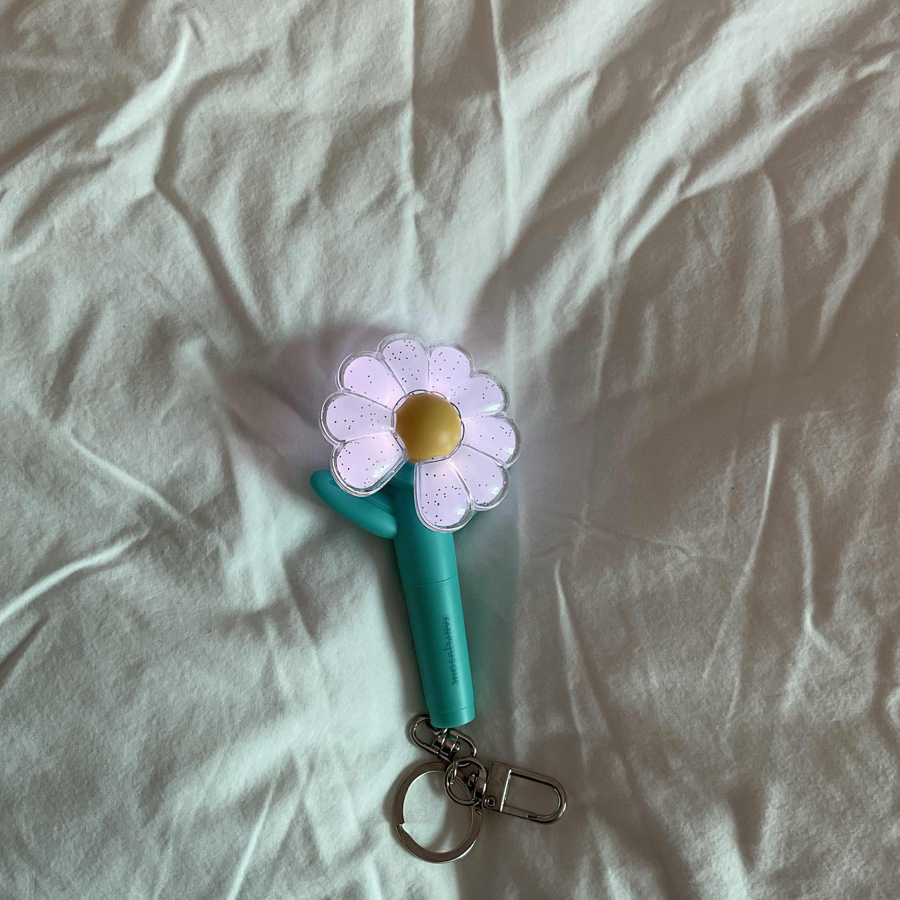 G-DRAGON Ubermensch Official Mini Light Keyring Mint 착용 스타일