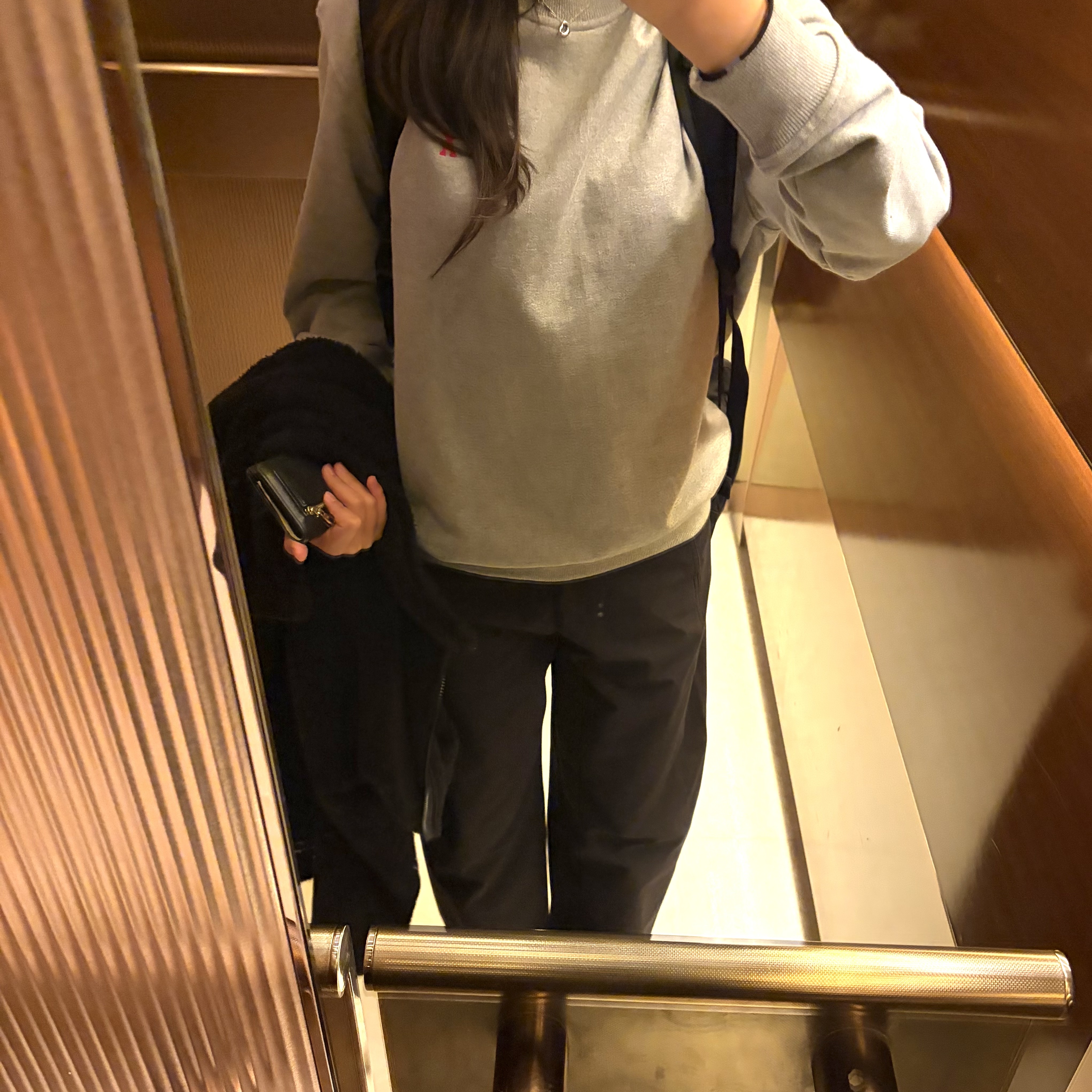AMI de Coeur Sweatshirt Heather Grey 착용 스타일