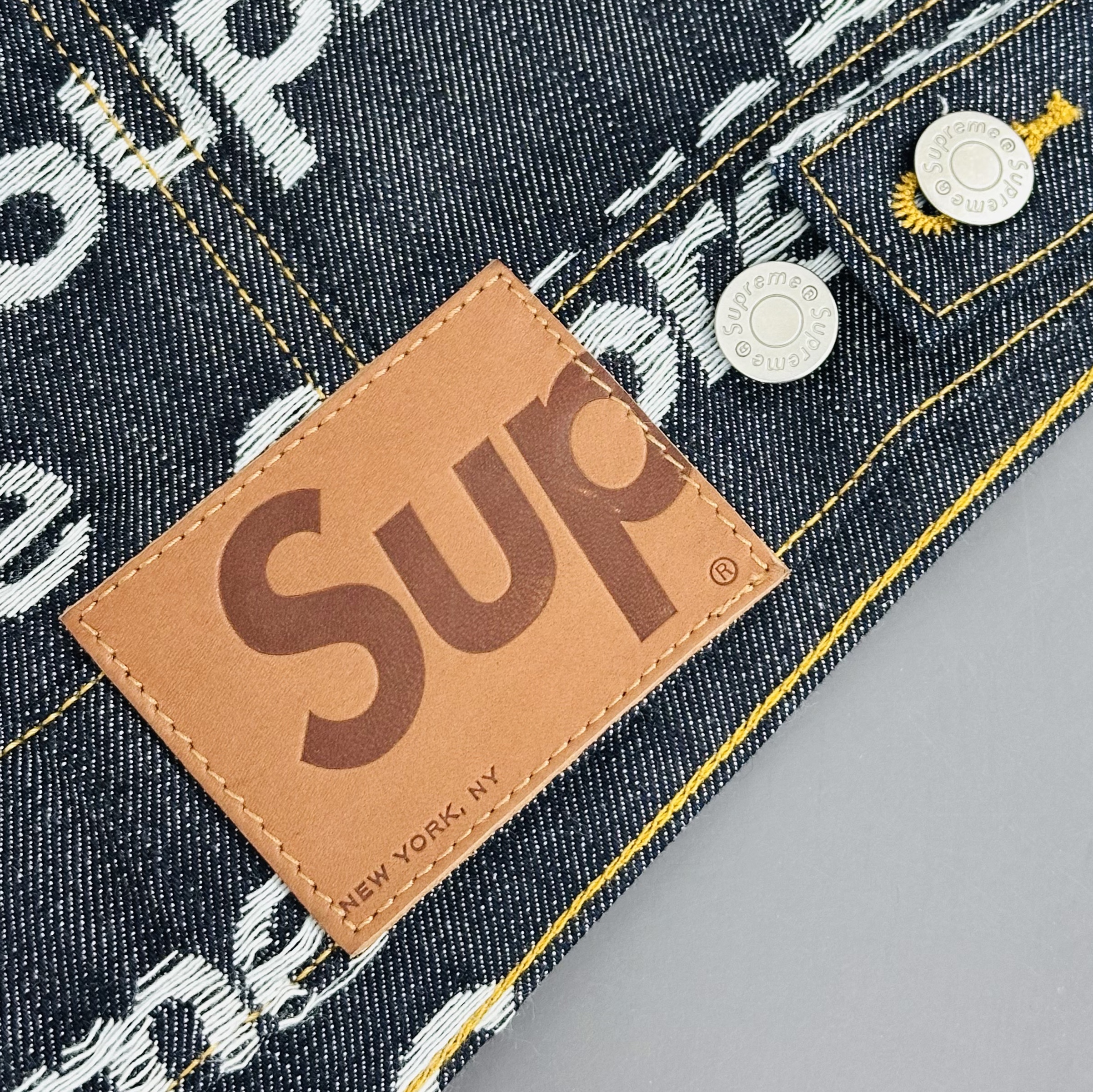 Supreme Jacquard Logos Denim Trucker Jacket Rigid Indigo - 25FW 착용 스타일 - 3