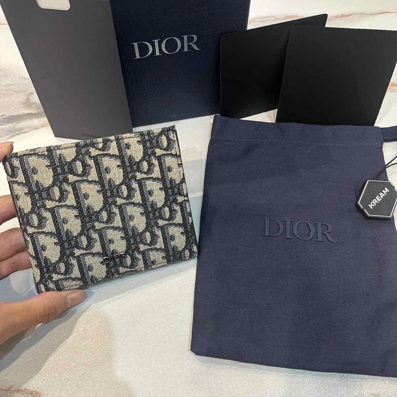 Dior Compact Wallet Beige & Black Dior Oblique Jacquard 착용 스타일